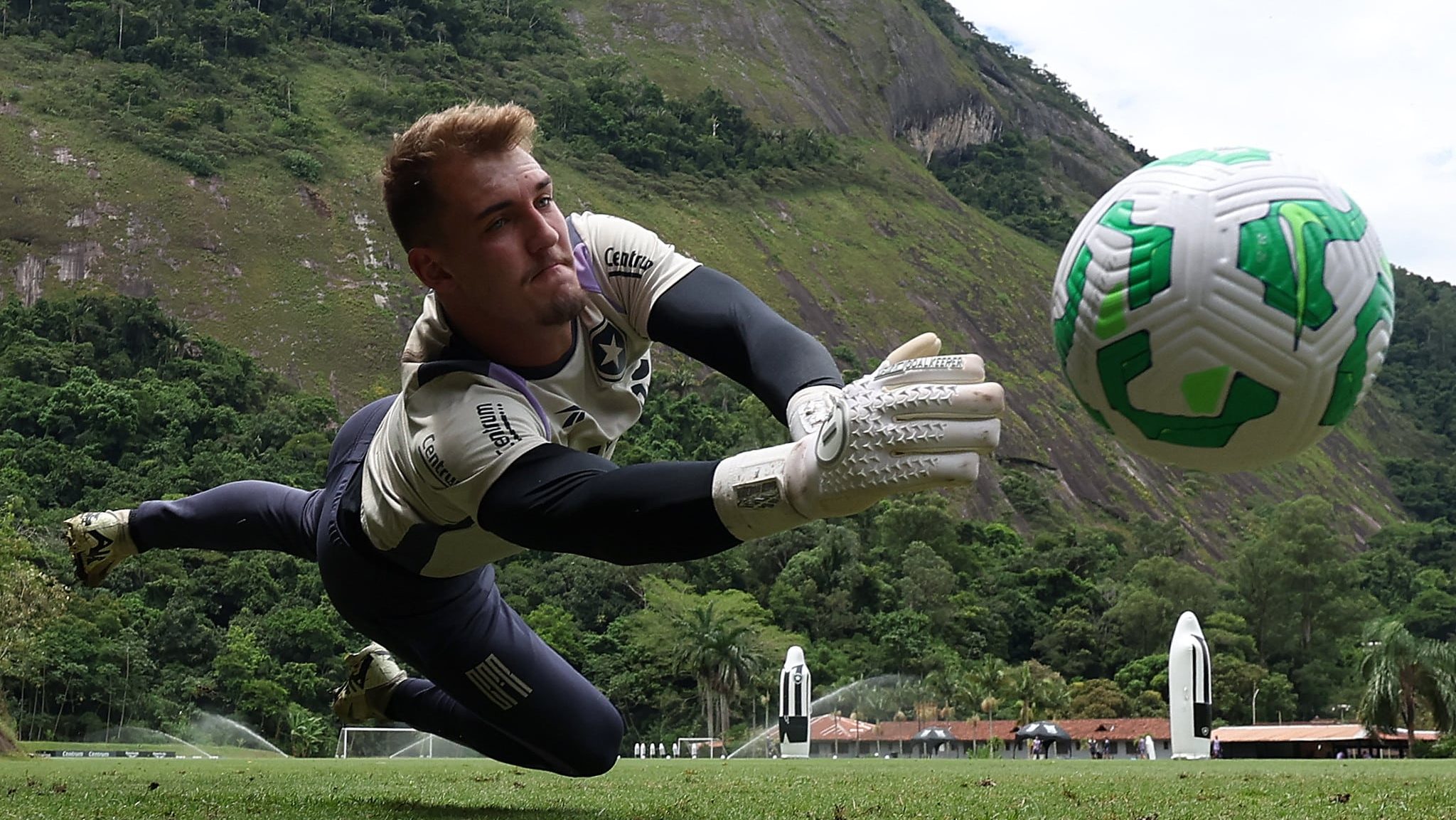 Léo Linck se estica para defender bola em treino