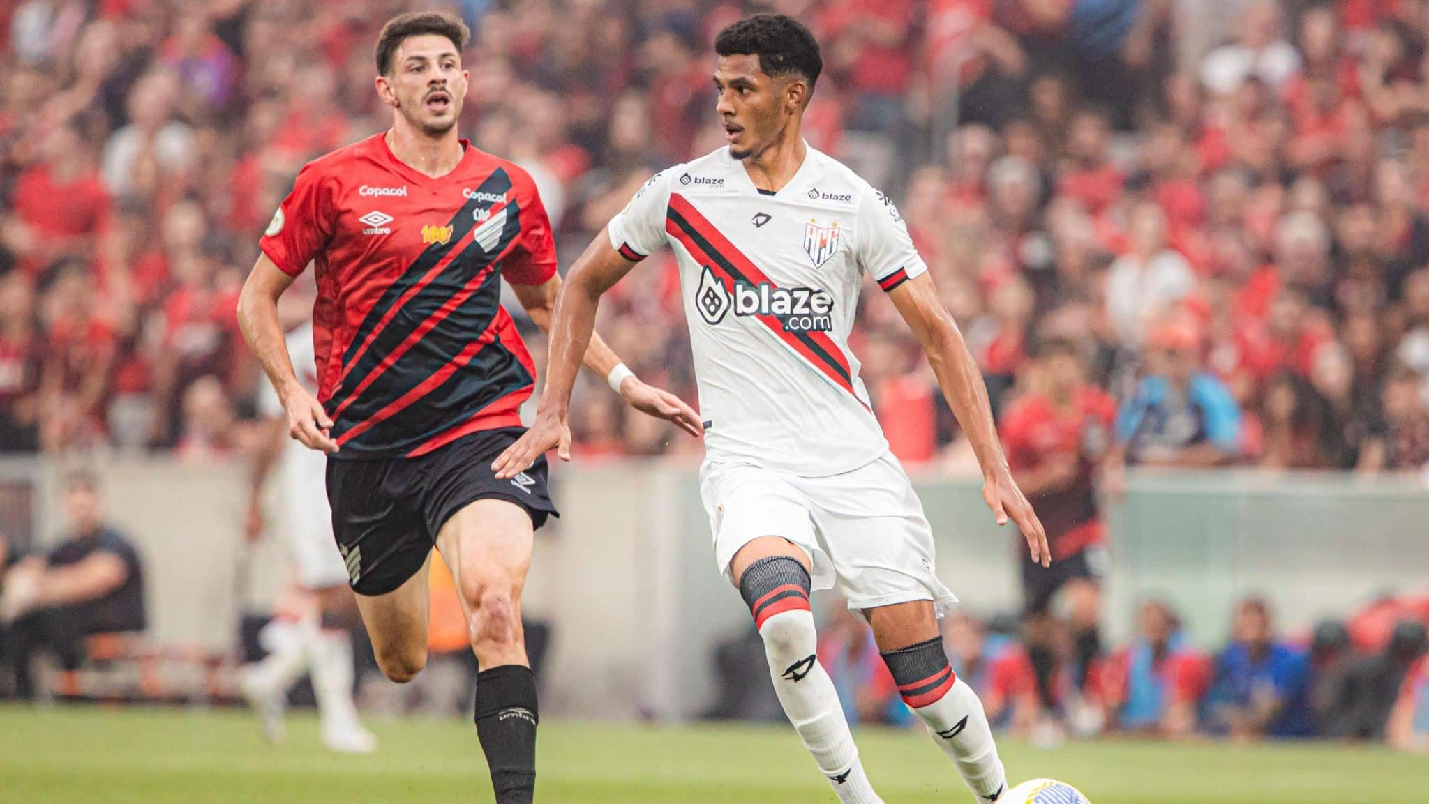 Alix Vinícius em ação pelo Atlético-GO - Vinicius do Prado/Agência F8/Gazeta Press