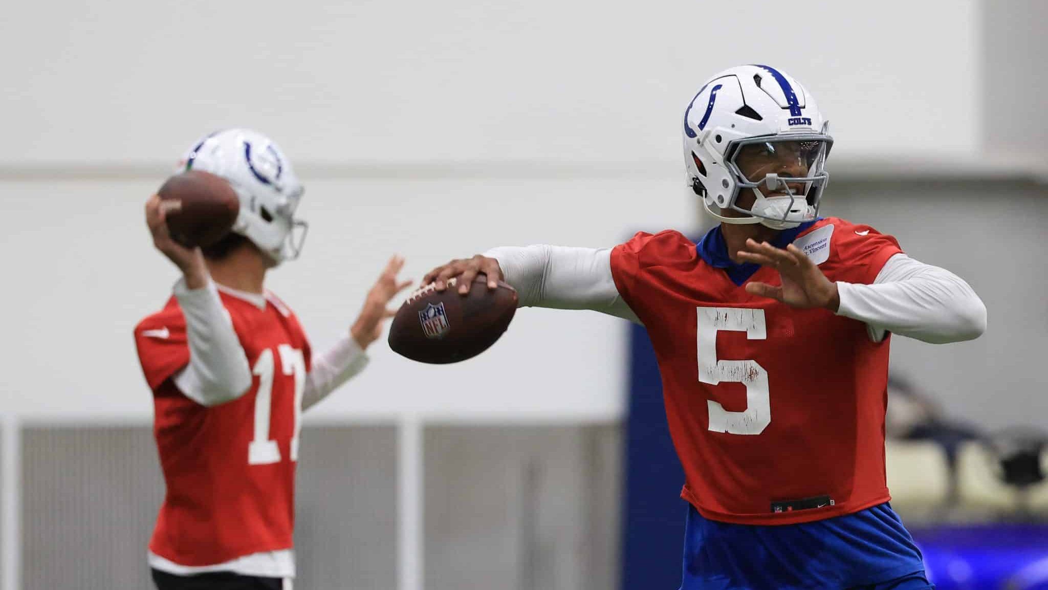 Anthony Richardson e Daniel Jones em treinamento do Indianapolis Colts