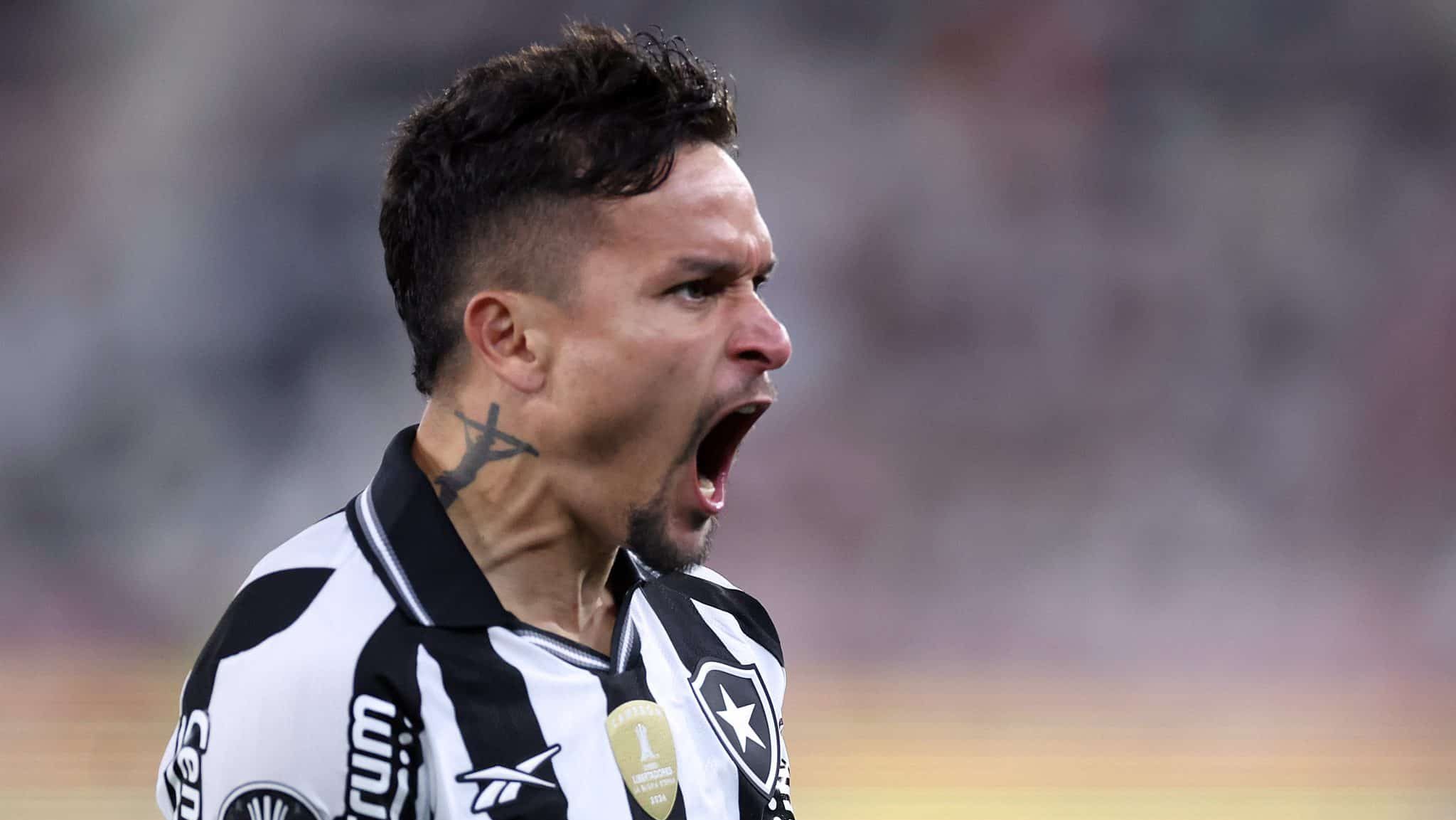 Artur comemorando gol pelo Botafogo contra a LDU