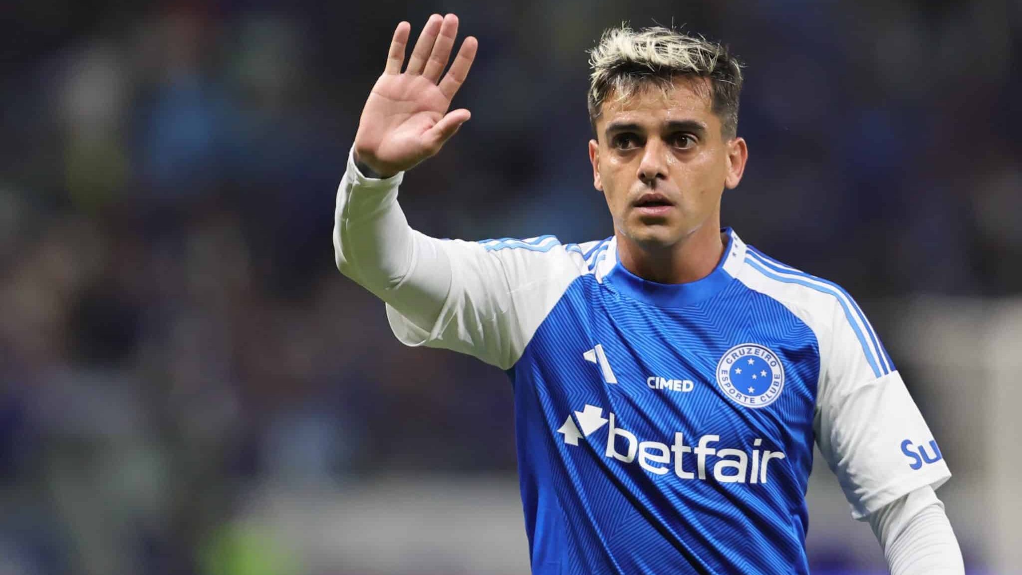 Fagner, do Cruzeiro, em ação contra o CRB