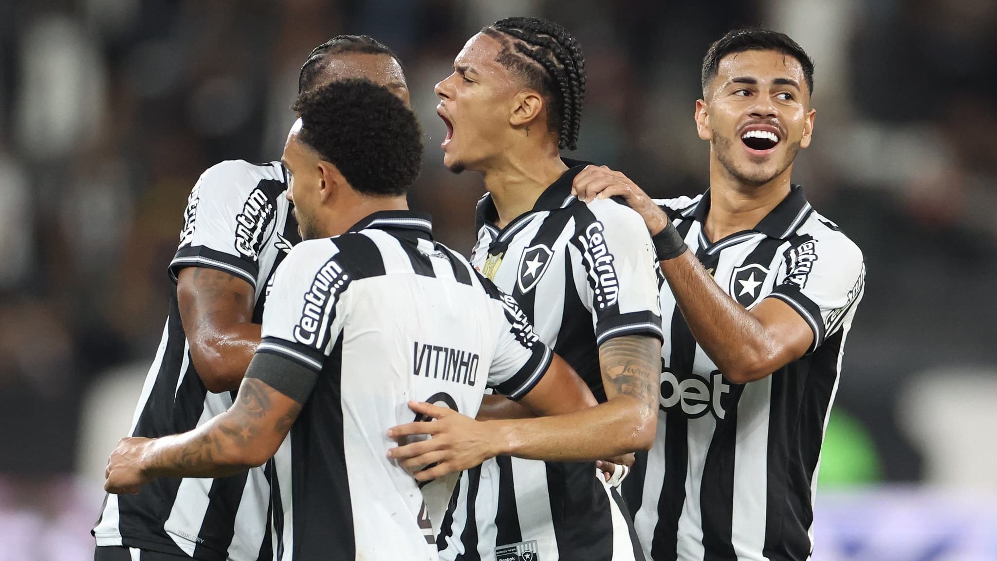 Jogadores do Botafogo comemorando o gol de Newton contra o RB Bragantino