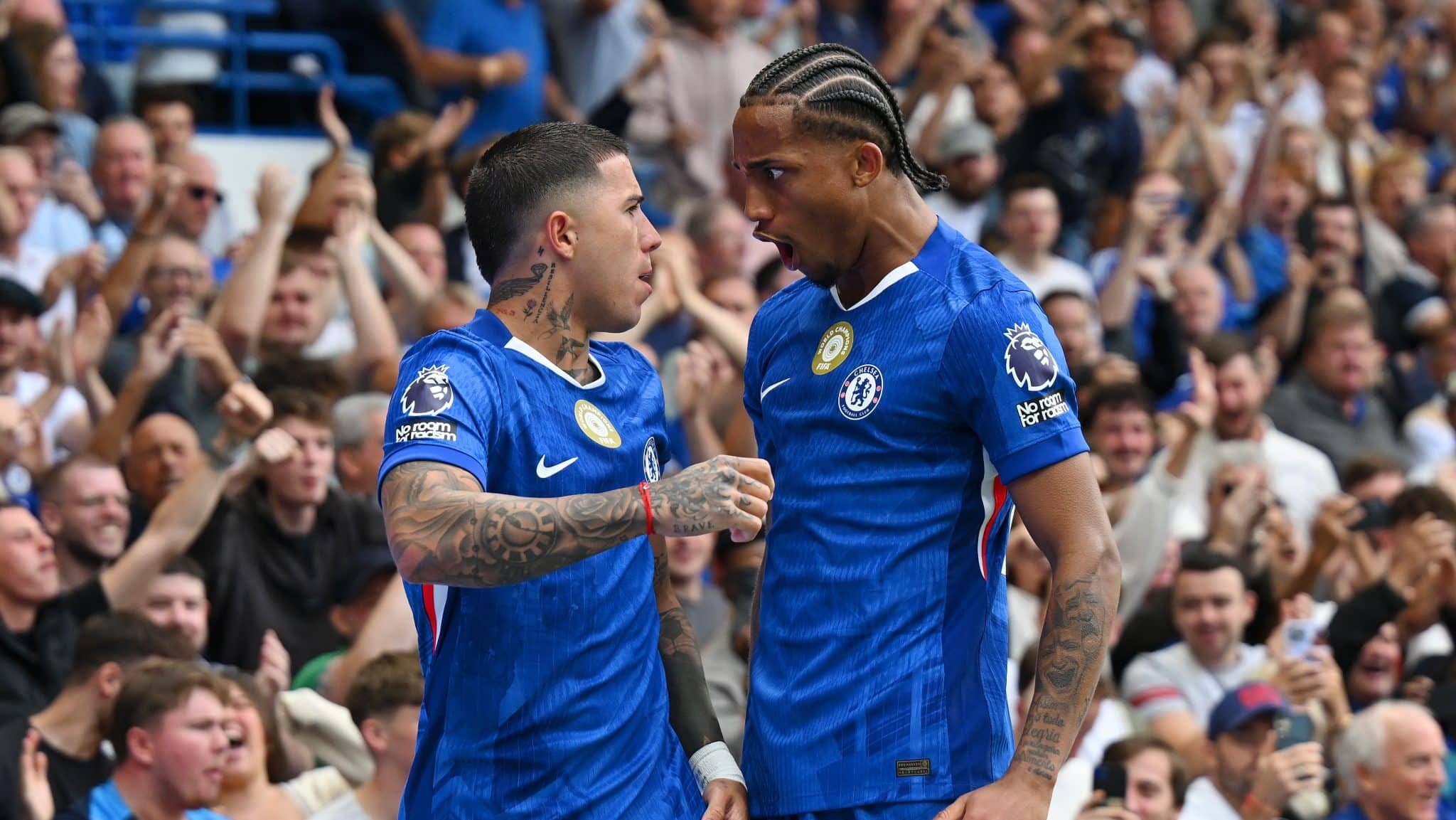 João Pedro e Enzo comemorando gol do Chelsea contra o Fulham
