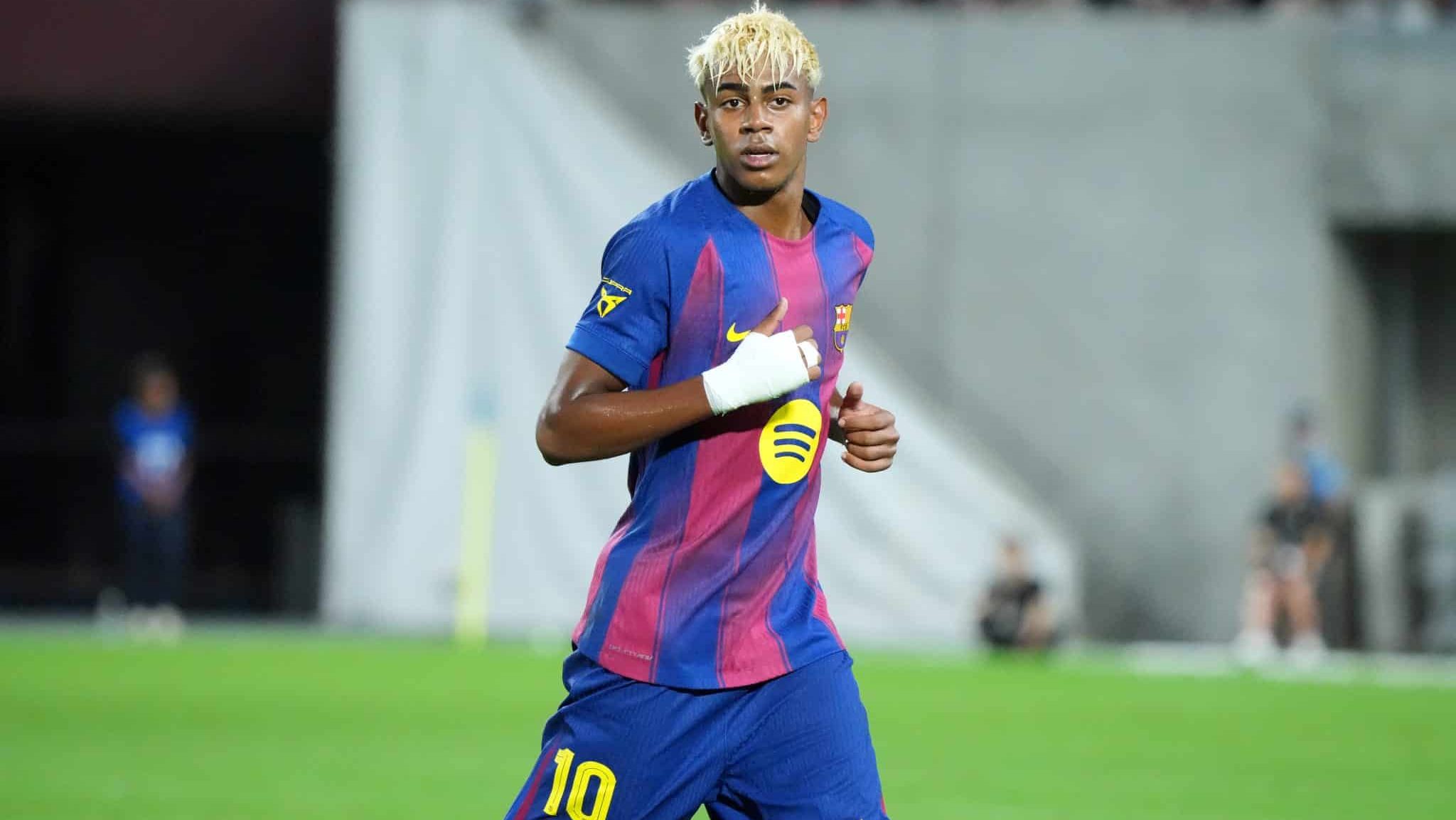 Lamine Yamal em ação pelo Barcelona - Koji Watanabe/Getty Images