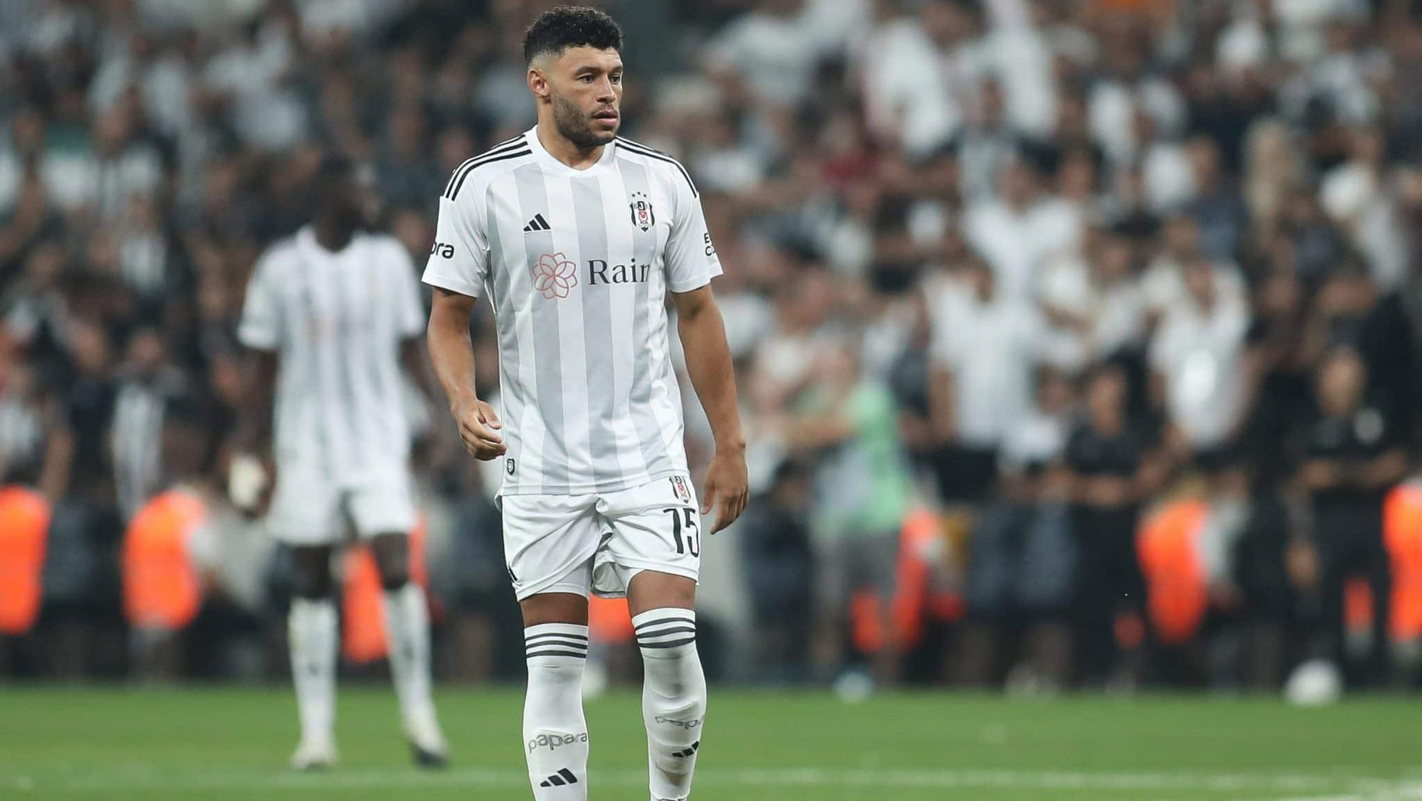 Oxlade-Chamberlain em ação pelo Besiktas - Ahmad Mora/DeFodi Images via Getty Images