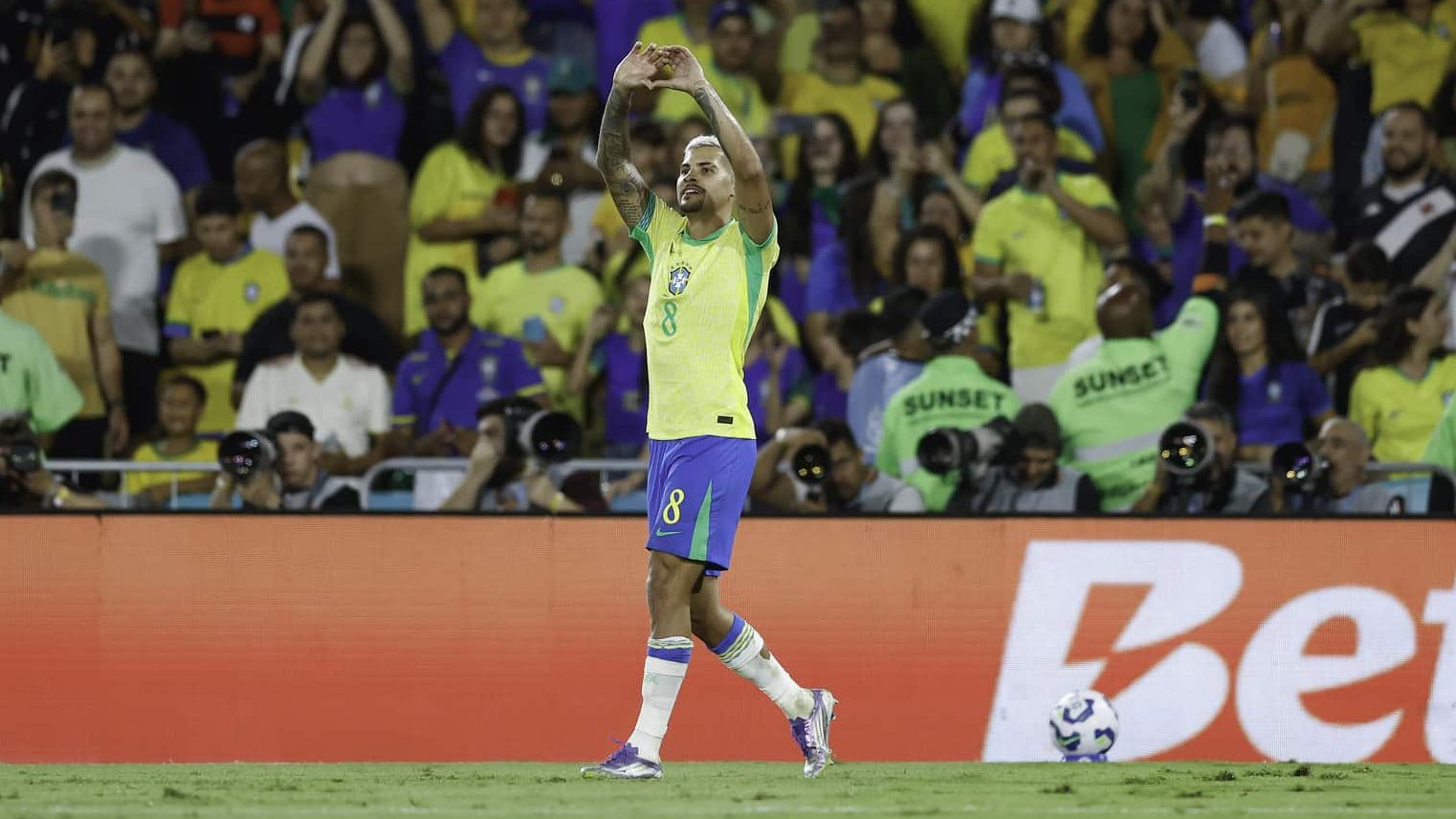 Bruno Guimarães comemora seu gol