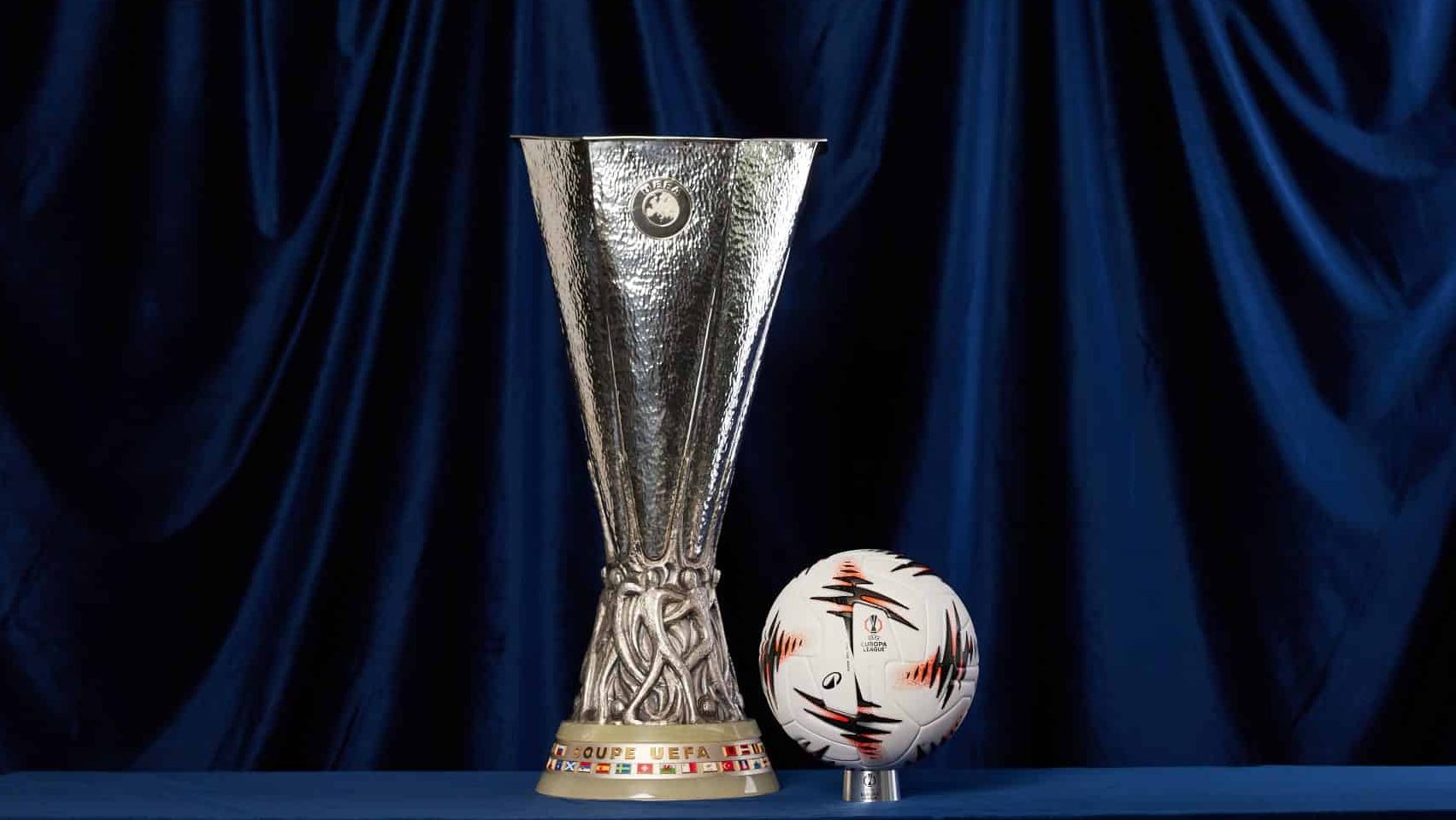 Troféu da Liga Europa e a bola da competição