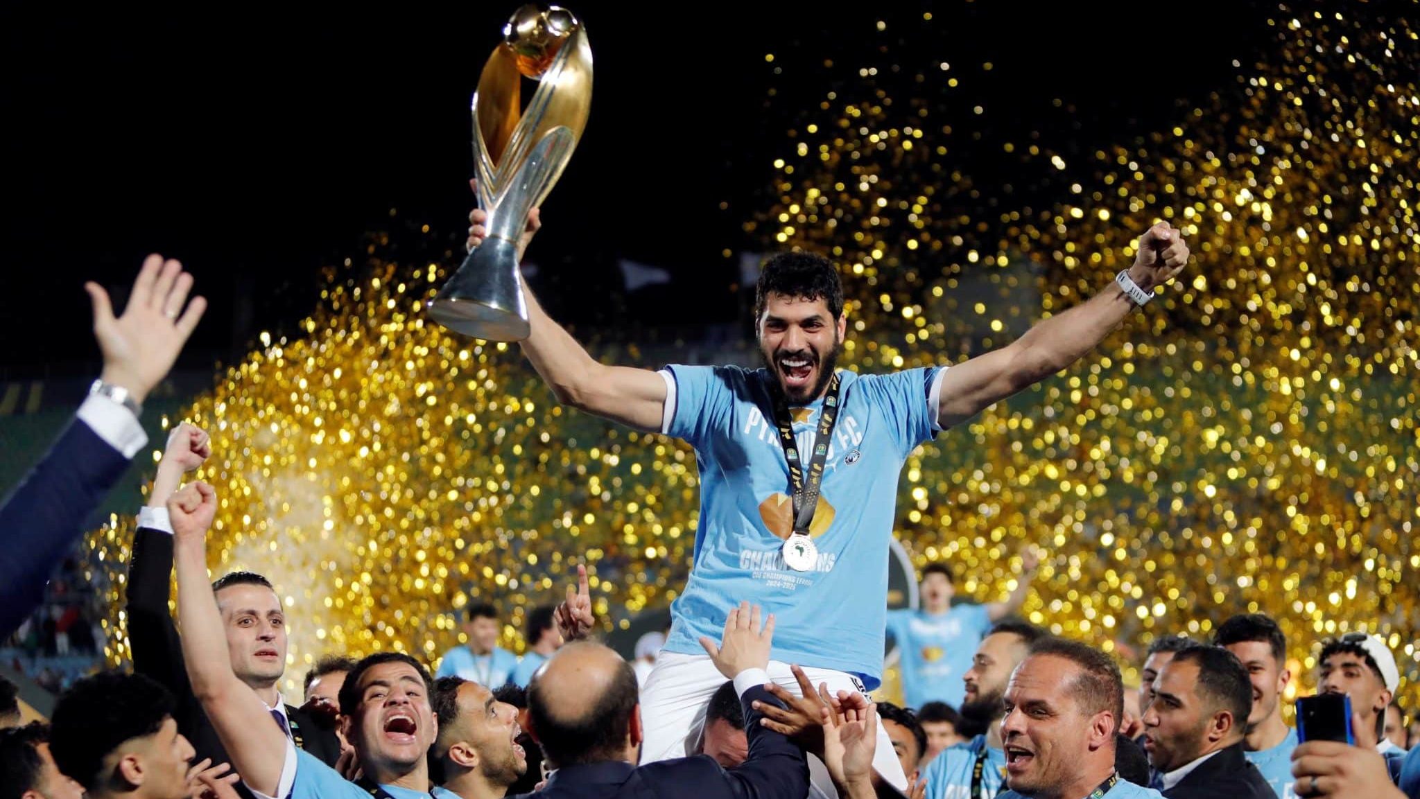 Jogador do Pyramids com taça