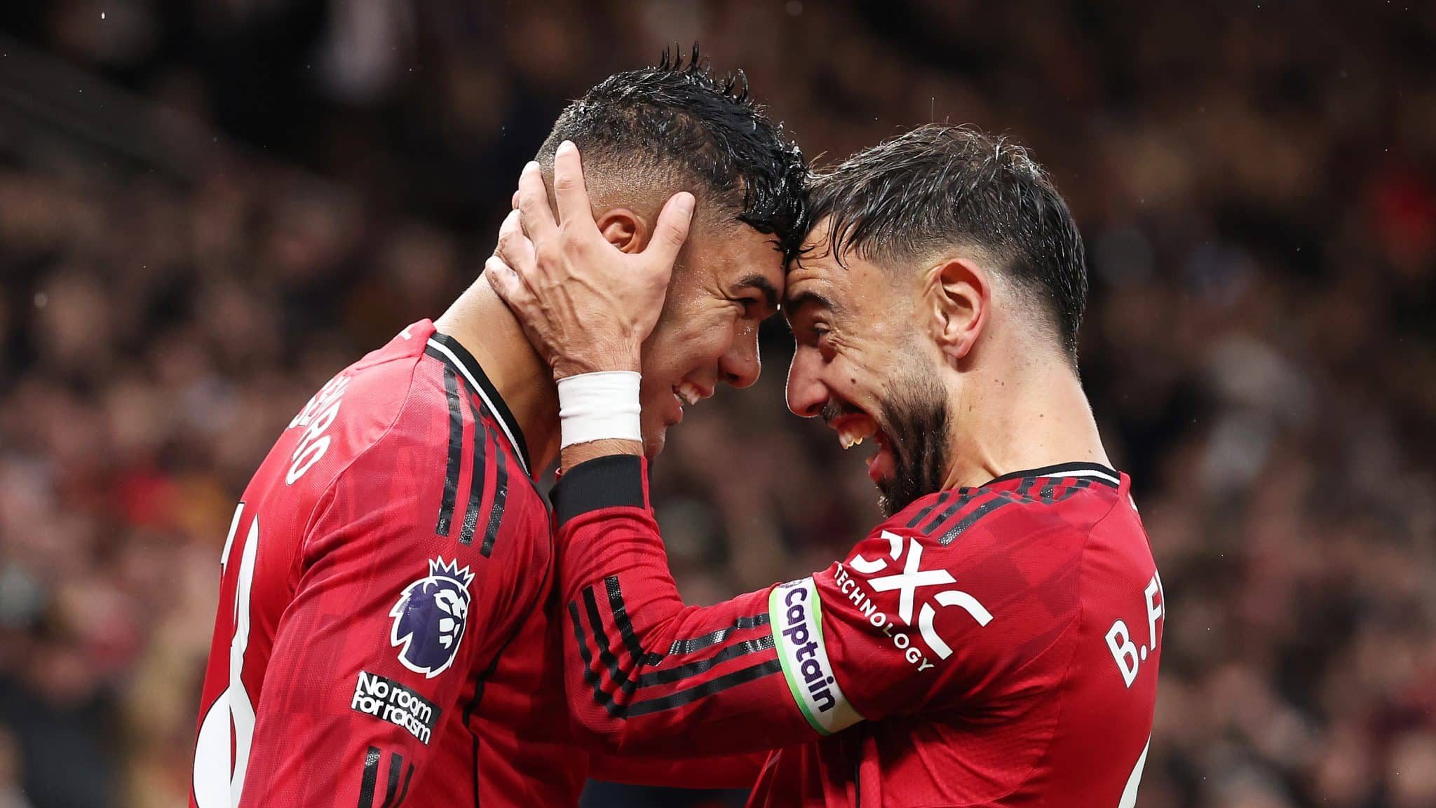 Casemiro e Bruno Fernandes comemorando gol do Manchester United contra o Chelsea
