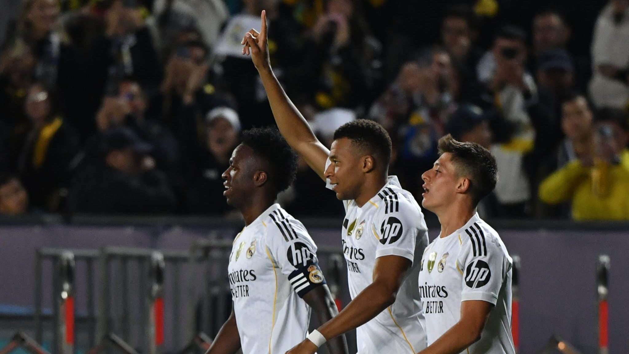 Mbappé comemorando um dos seus três gols na vitória do Real Madrid sobre o Kairat Almaty