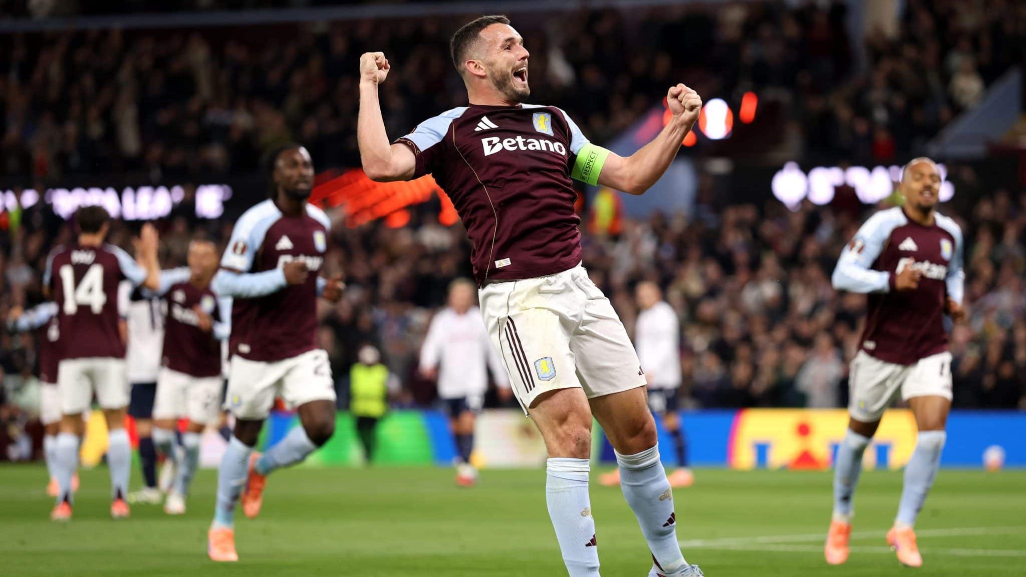 McGinn comemorando gol do Aston Villa contra o Bologna, pela Europa League