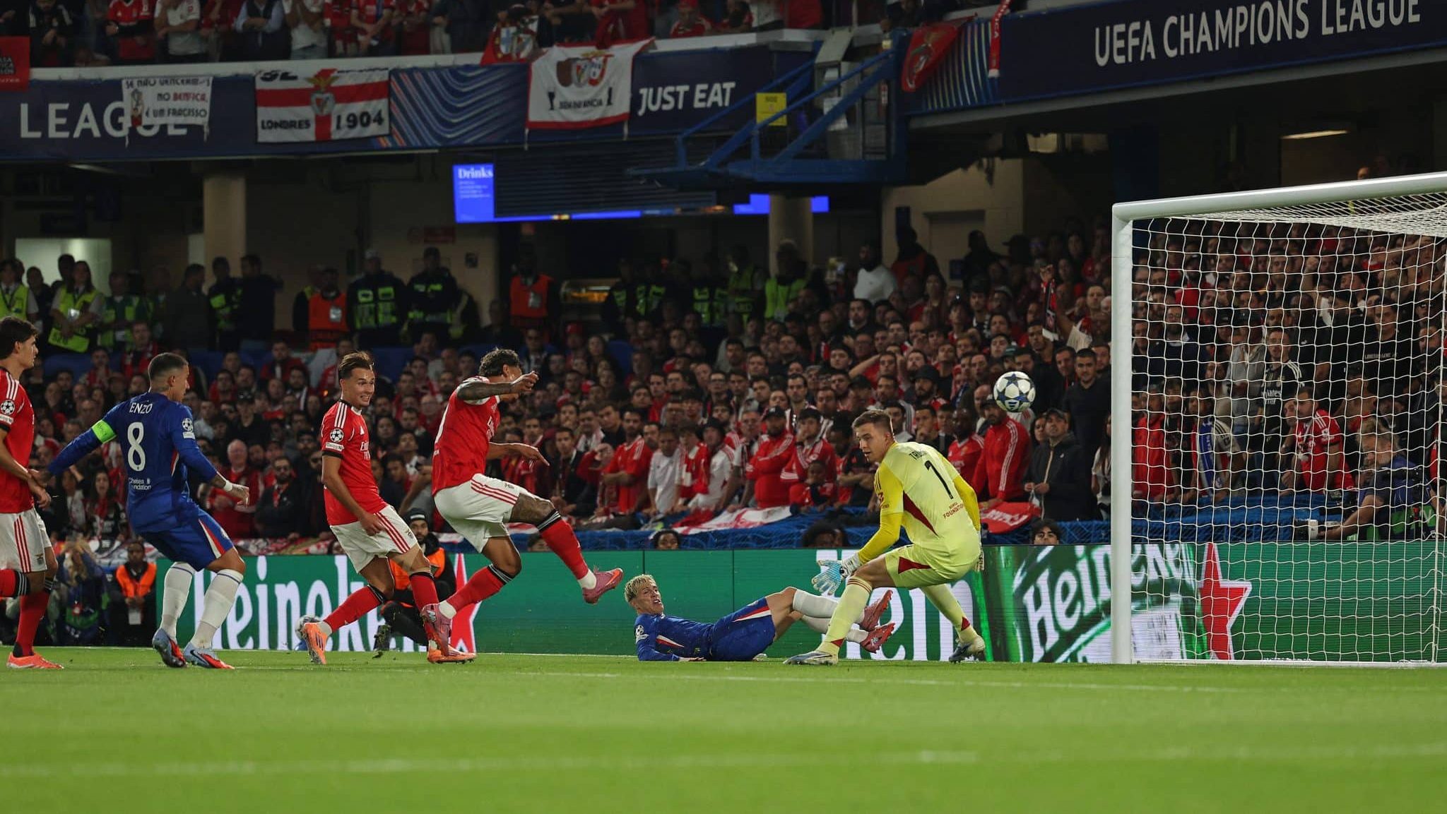 Richard Ríos marcando gol contra o Chelsea