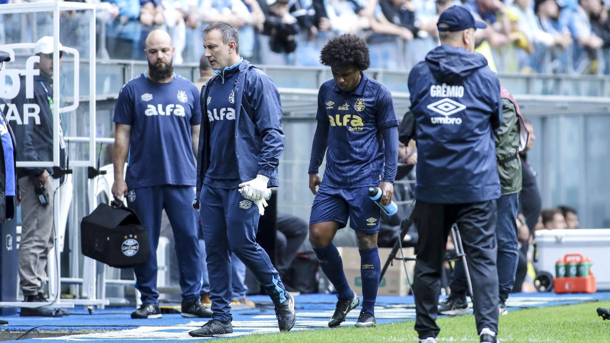 Willian saiu lesionado no primeiro tempo entre Grêmio x Vitória