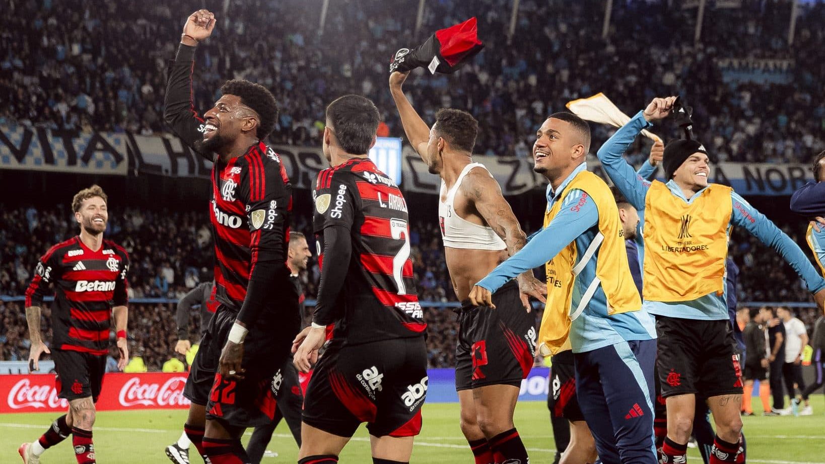 Jogadores do Flamengo comemoram vaga na final