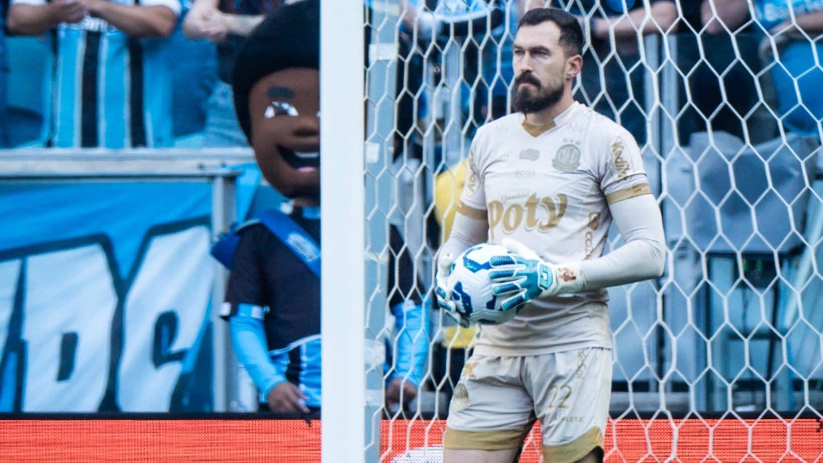 Goleiro Walter, do Mirassol, com a bola na mão
