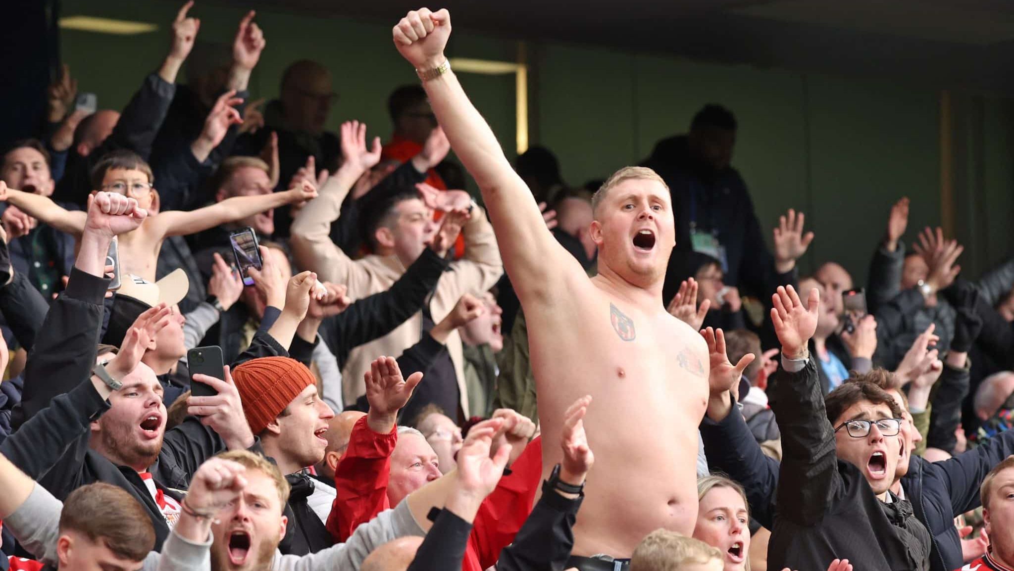 Torcedor do Sunderland comemora vitória sobre o Chelsea