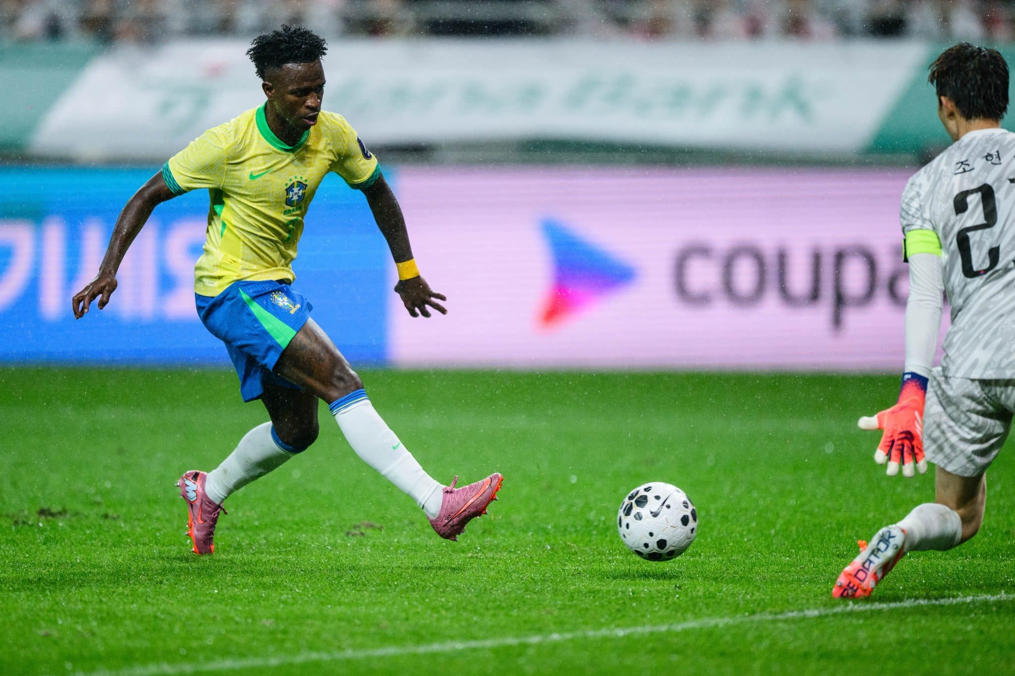 Vinicius Júnior chuta para marcar o quinto gol do Brasil sobre a Coreia do Sul