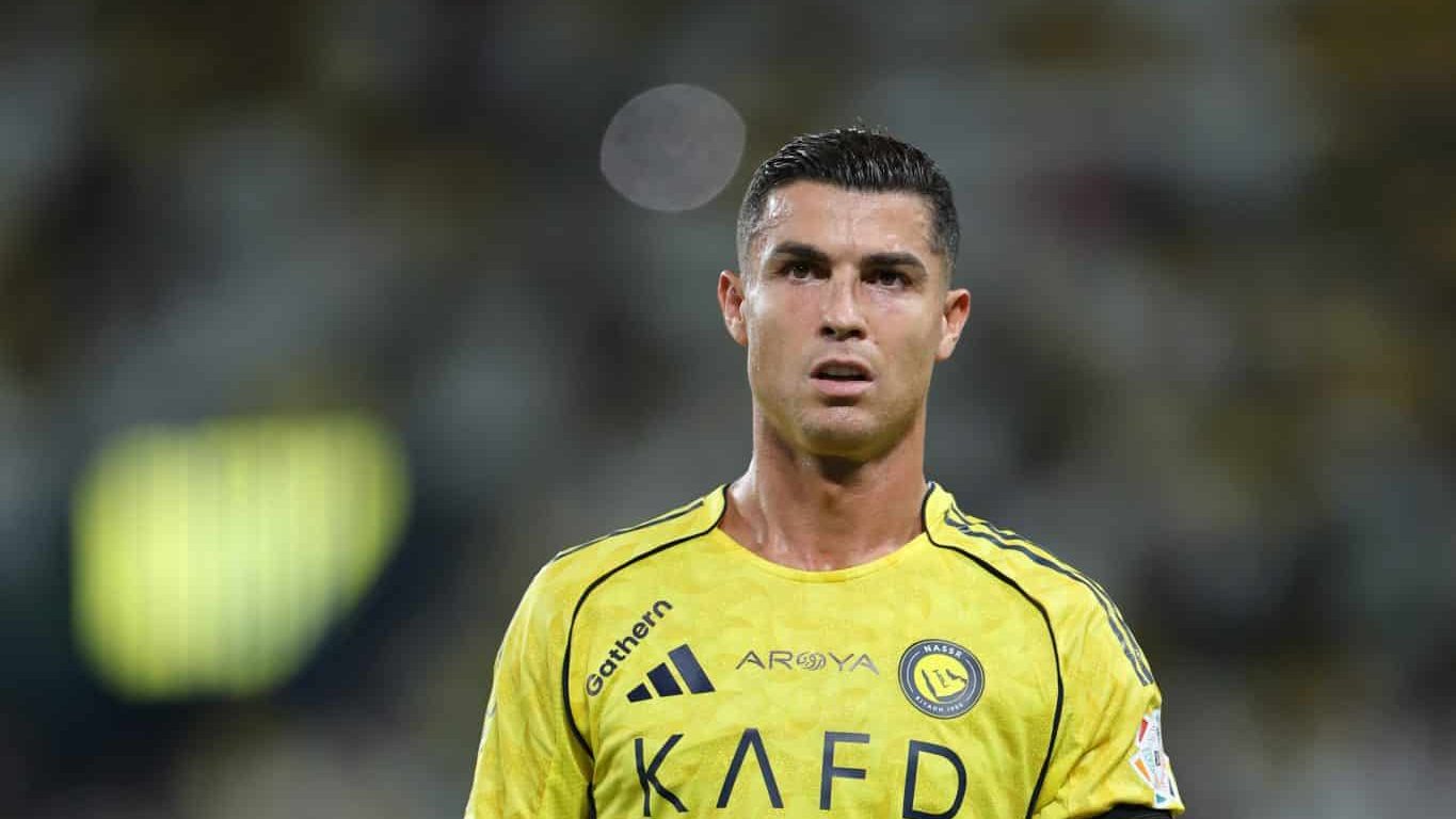 Cristiano Ronaldo com a camisa do Al-Nassr em campo. Astro português comprou ações do clube