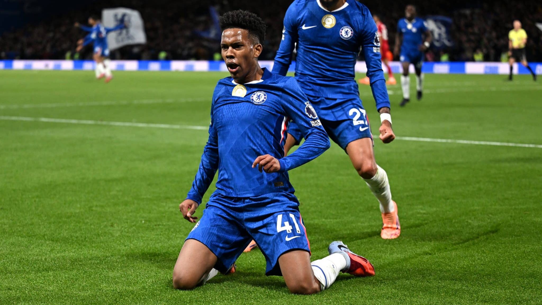 Estêvão comemorando gol do Chelsea contra o LIverpool