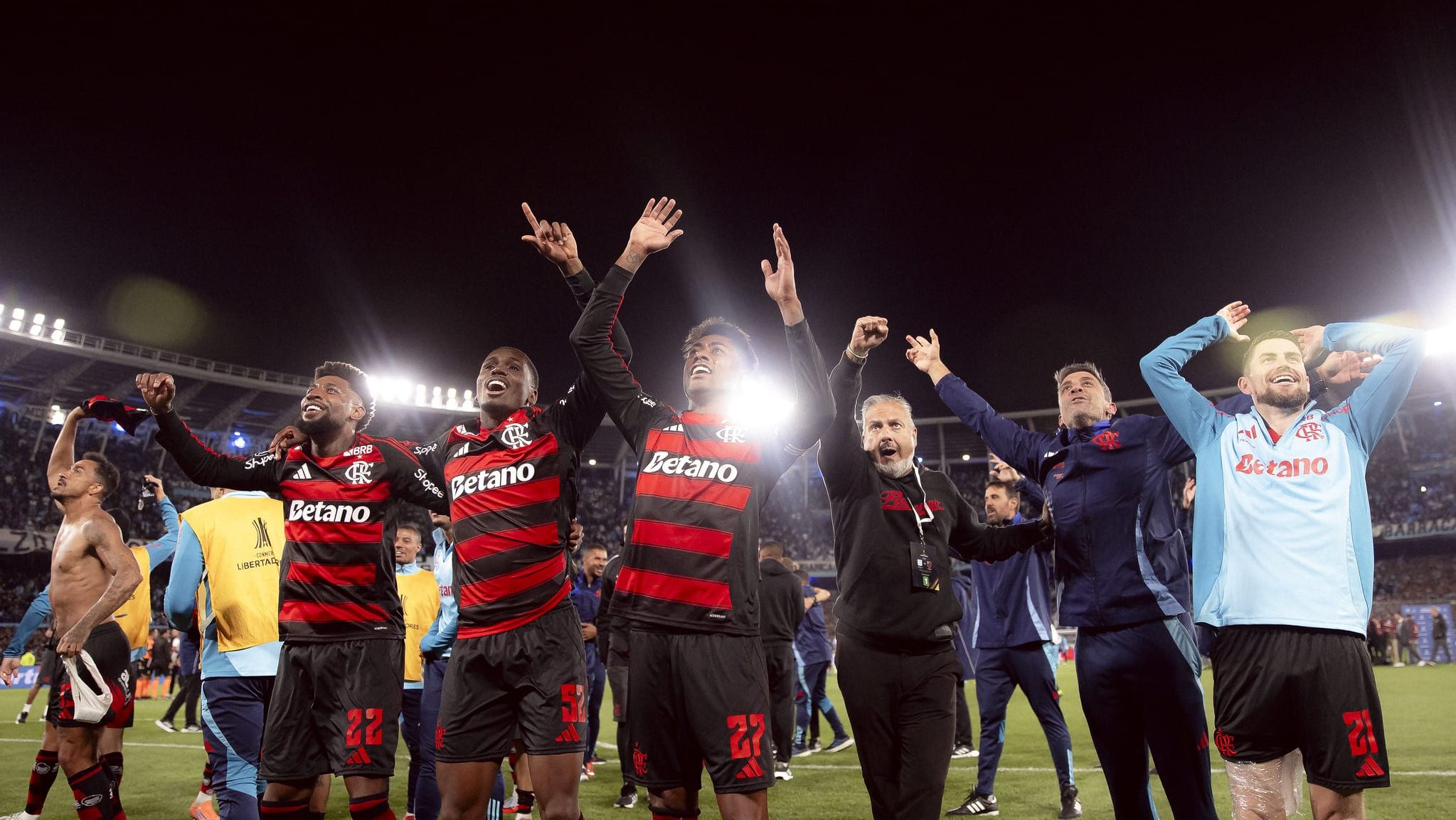 Jogadores do Flamengo comemorando a classificação para a final da Libertadores