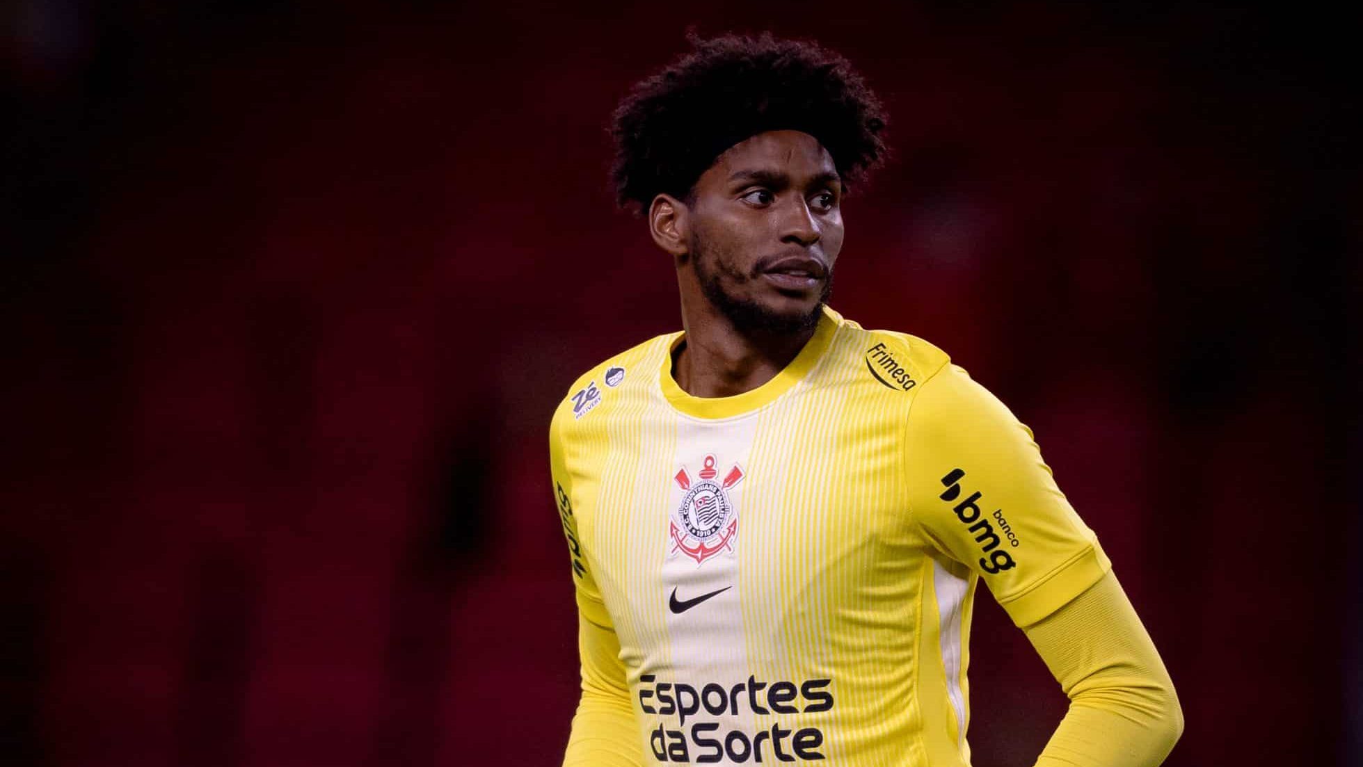 Hugo Souza em ação pelo Corinthians