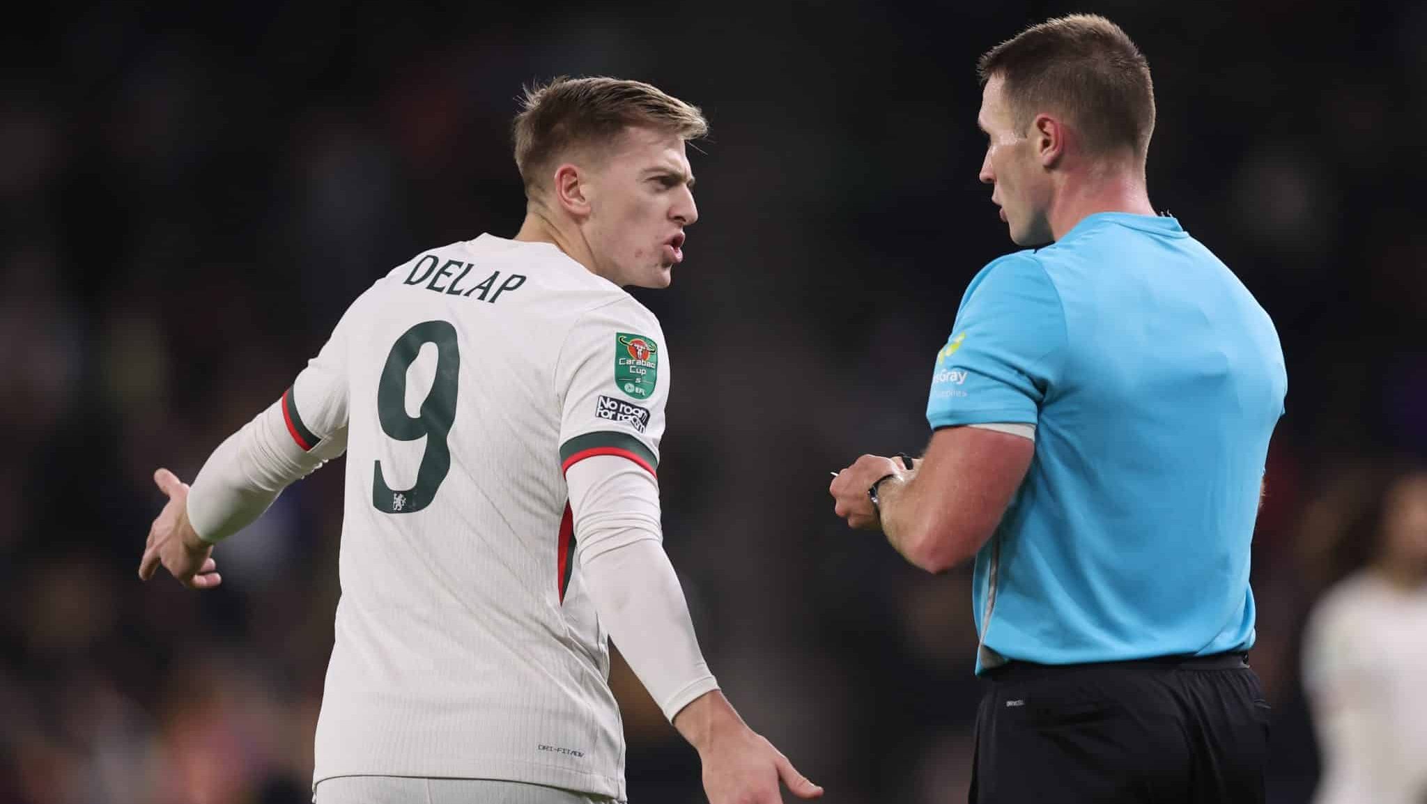 Liam Delap, do Chelsea, foi expulso do duelo contra o Wolverhampton