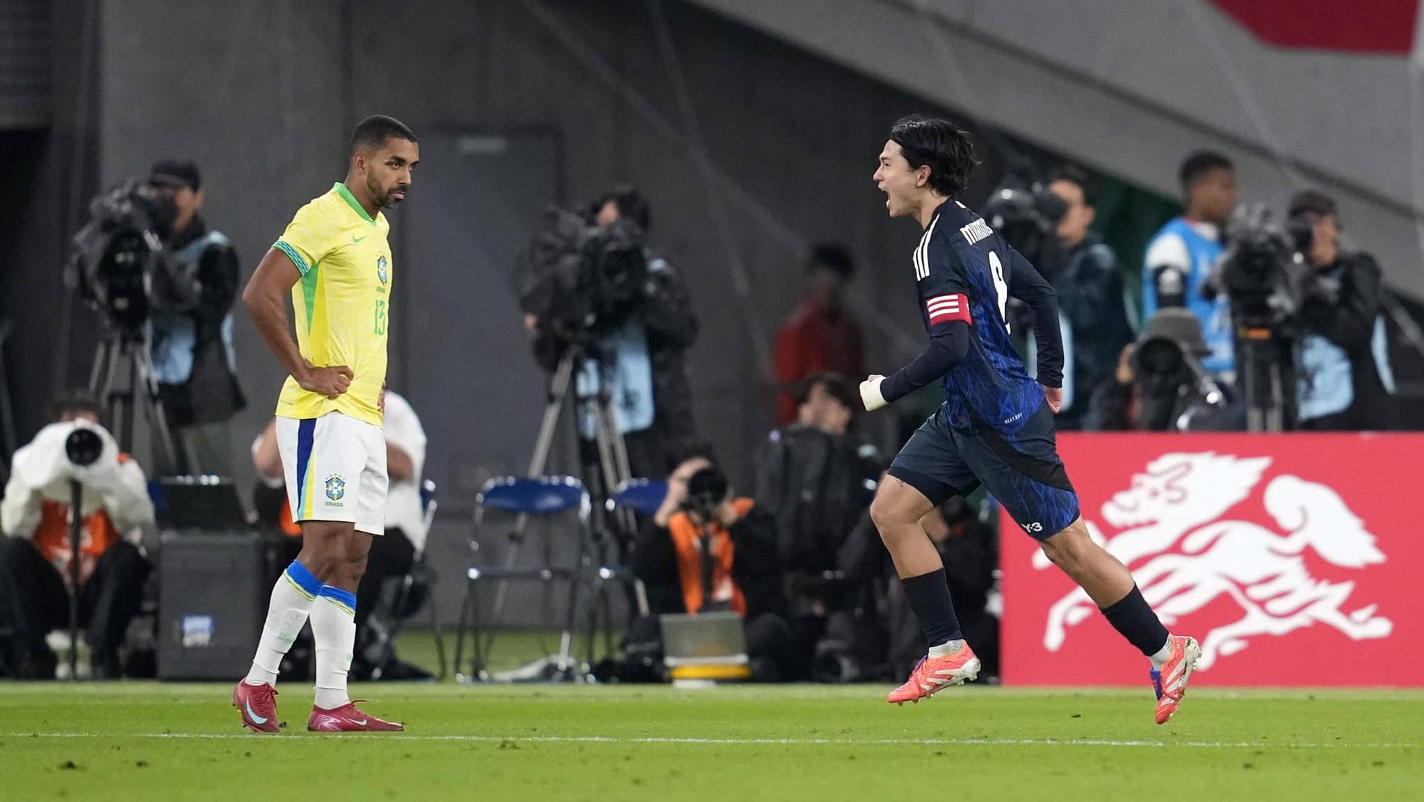 Minamino comemorando gol na vitória do Japão por 3 a 2 contra o Brasil