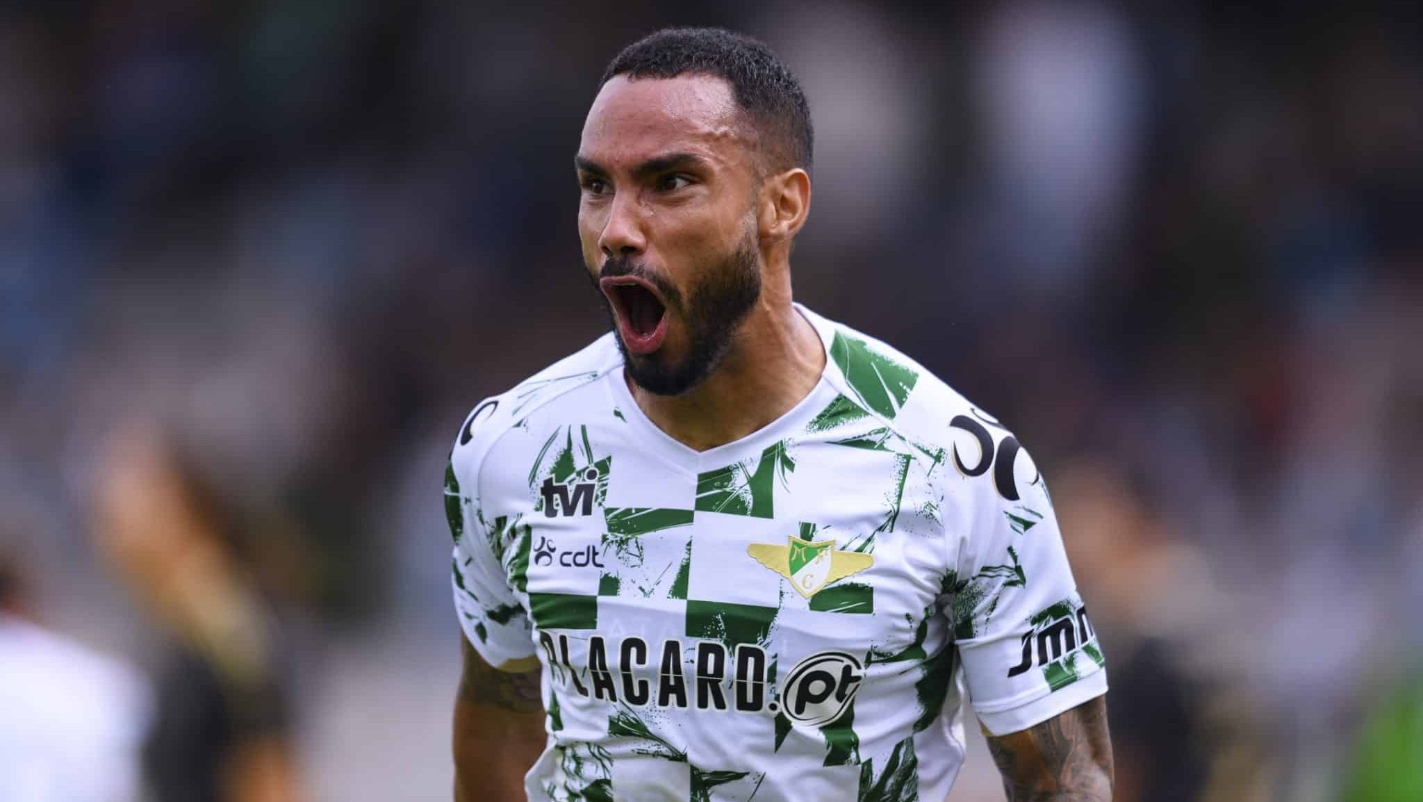 Guilherme Schettine na comemoração de gol pelo Moreirense