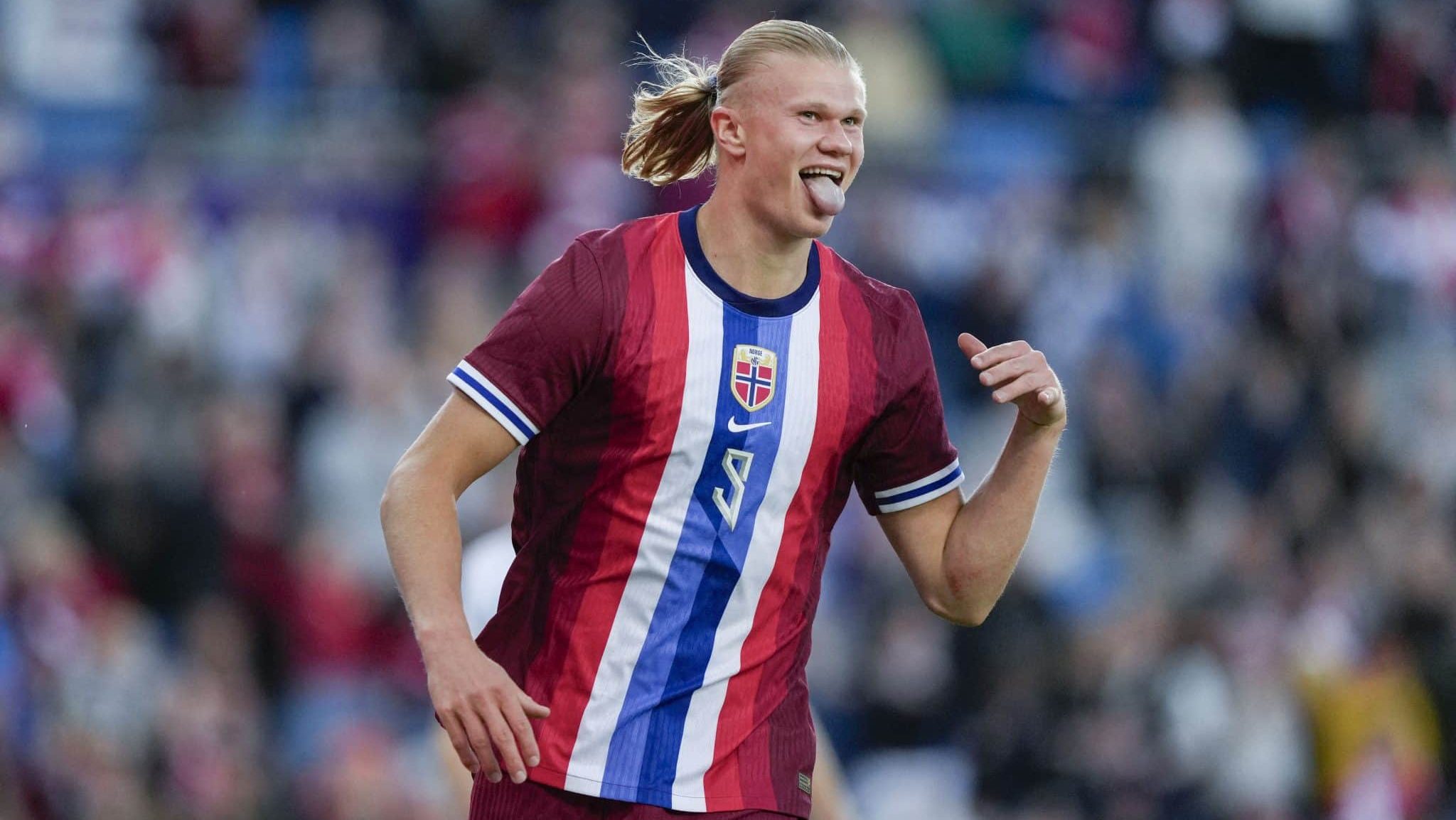 Erling Haaland comemora gol pela Noruega com a língua para fora