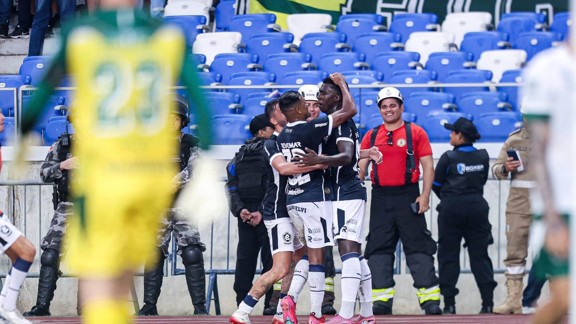 João Pedro comemora um dos gols sobre o Goiás