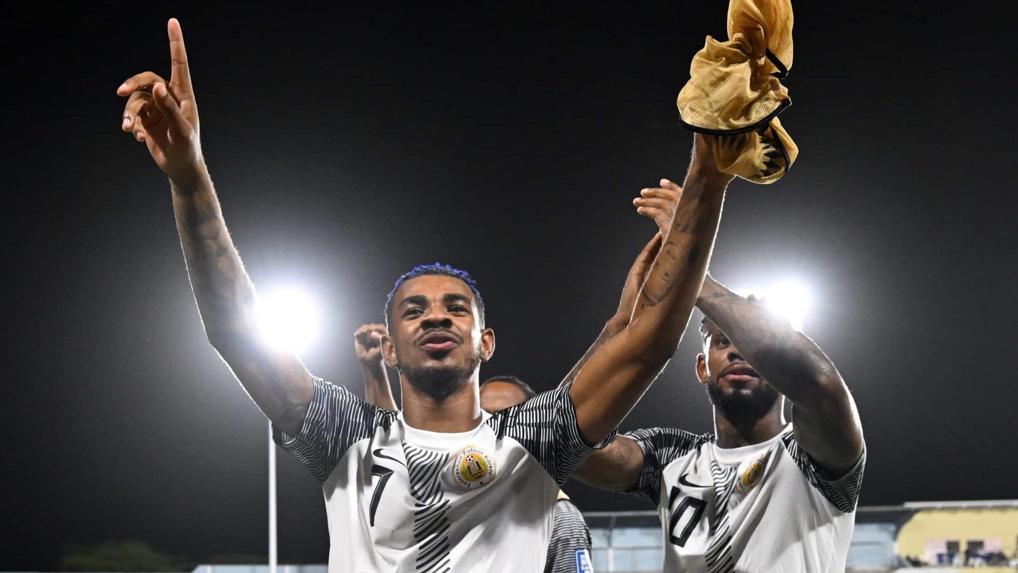 Juninho e Leandro Bacuna são dois destaques de Curaçao