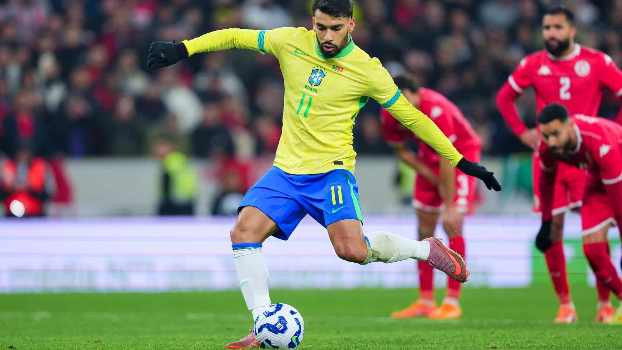 Lucas Paquetá chutando a bola