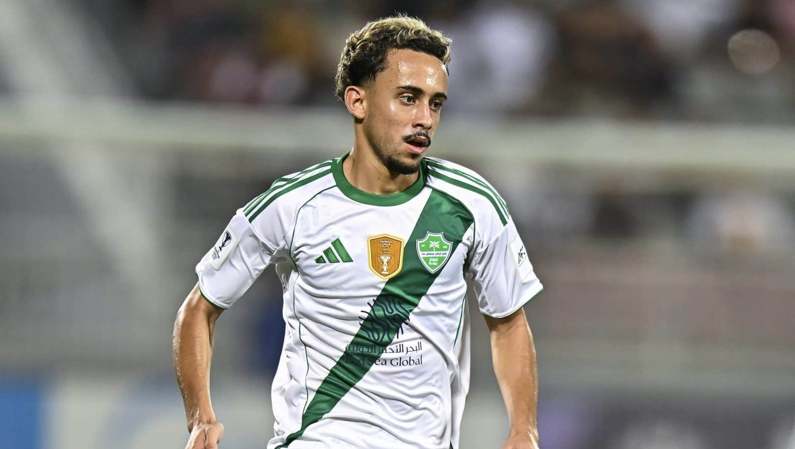 Matheus Gonçalves em ação pelo Al-Ahli