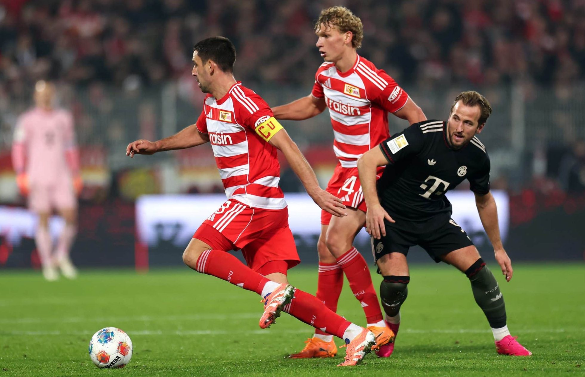 Kane em disputa de bola em Union Berlin x Bayern