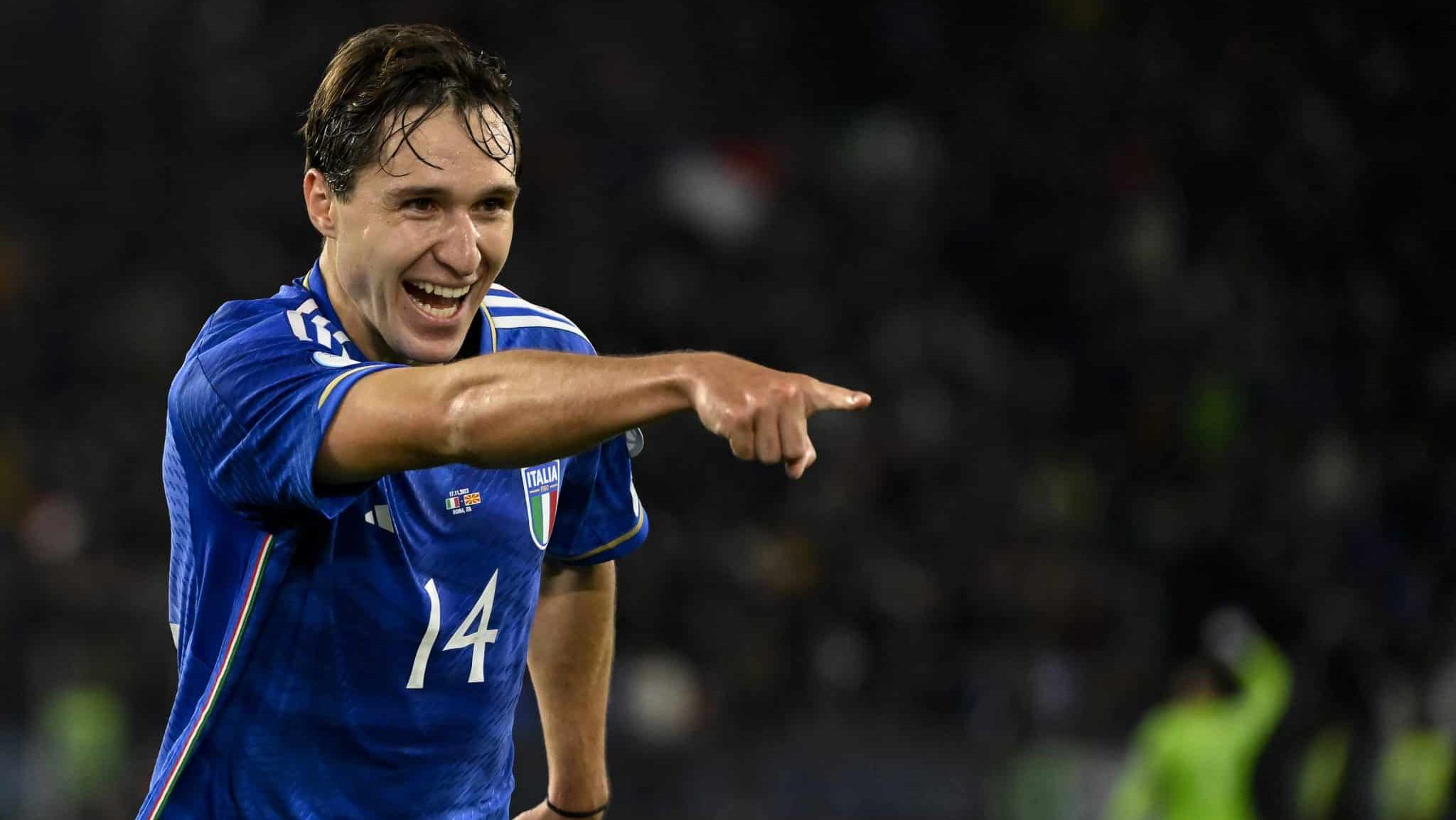 Federico Chiesa em campo pela Itália