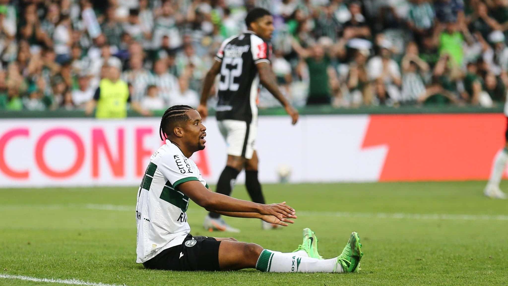 Iury Castilho no chão em Coritiba x Athletic