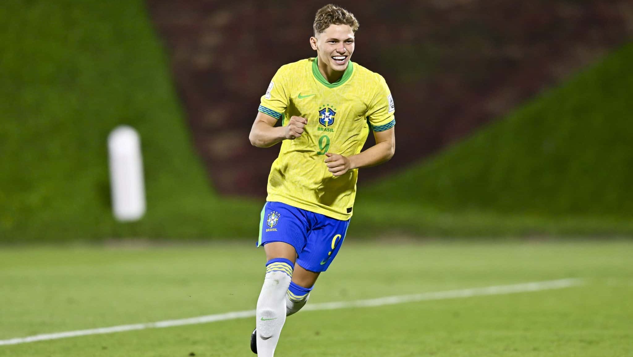 Dell, atacante do Bahia conhecido como Haaland do Sertão, comemora gol.