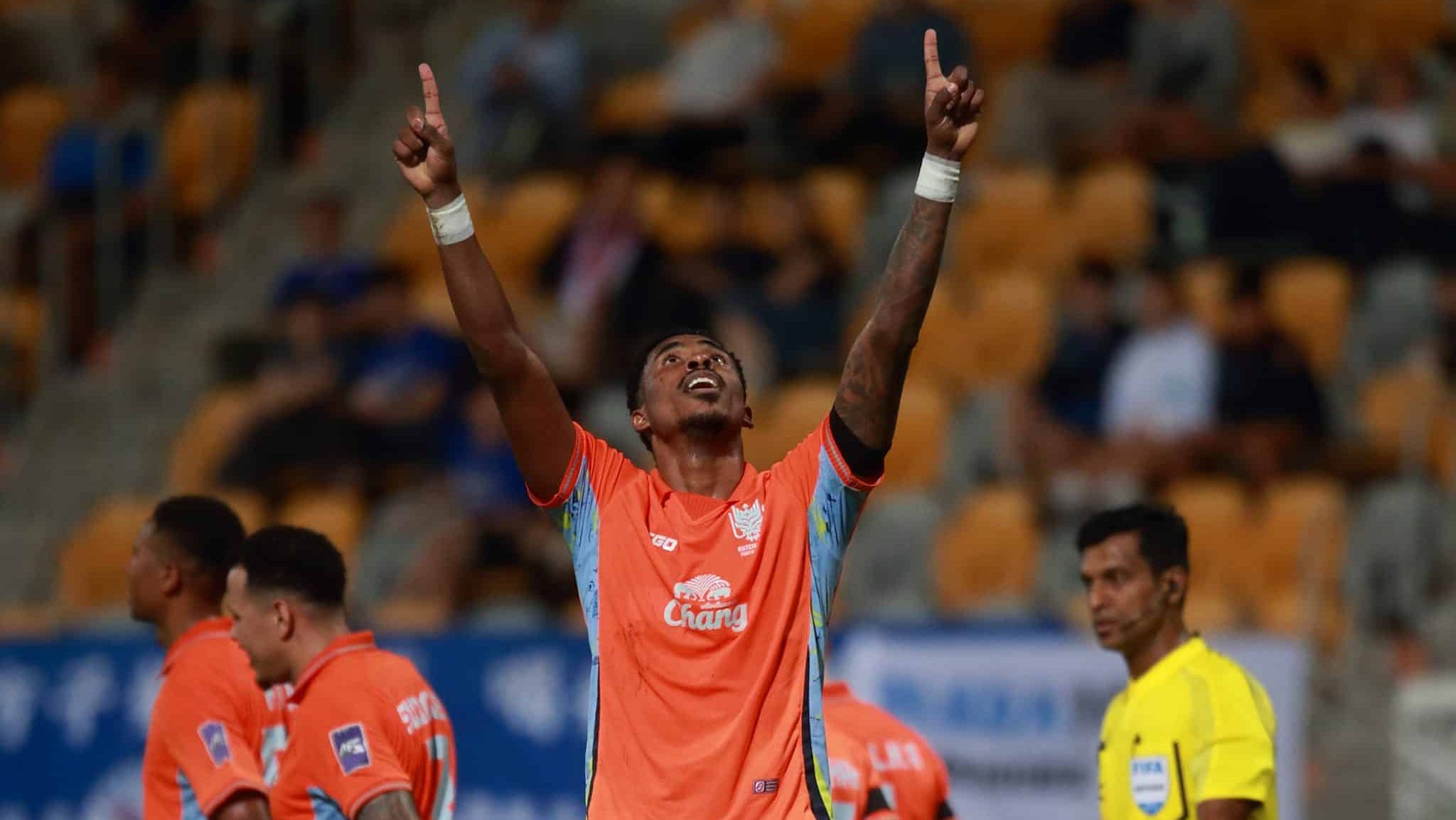 Deni Júnior comemorando gol pelo Ratchaburi contra o Eastern