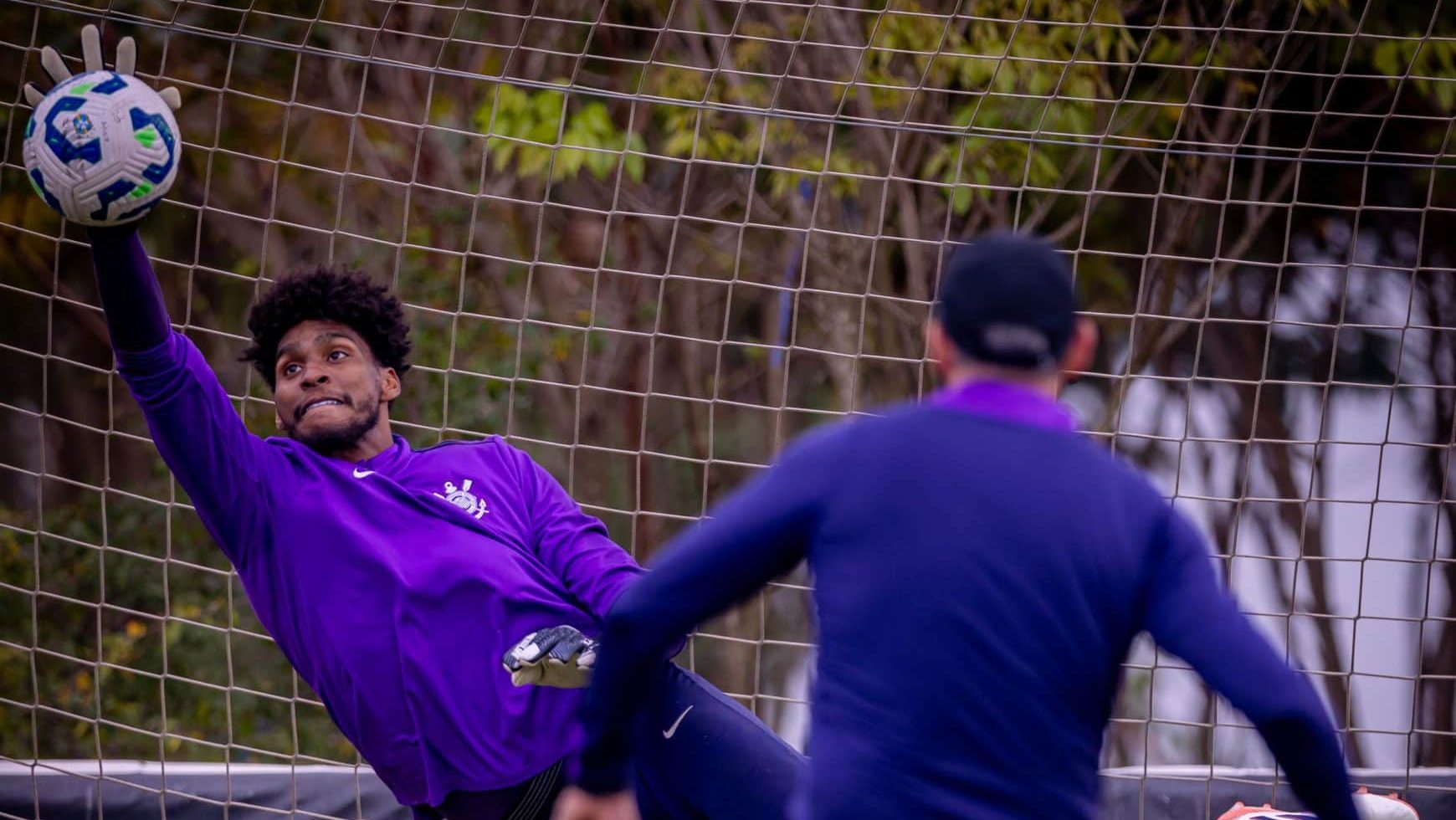Hugo Souza treinando no Corinthians
