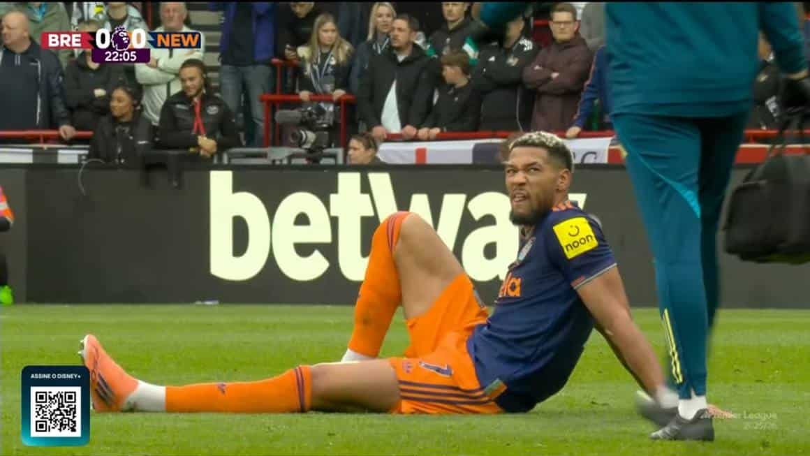 Joelinton recebendo atendimento médico