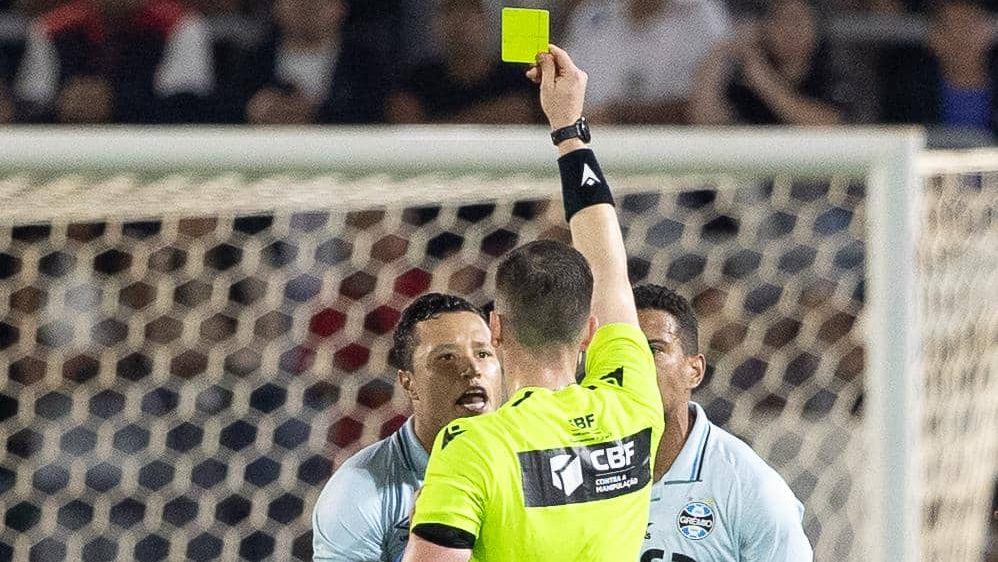 Marlon reclamando da arbitragem de RB Bragantino x Grêmio