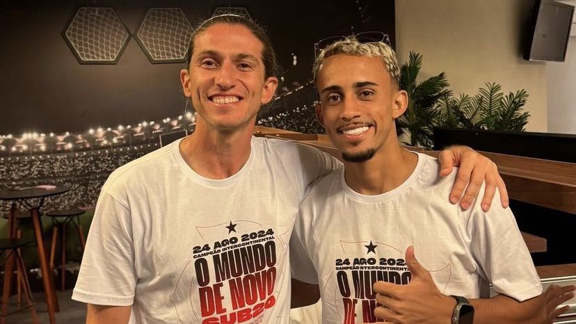 Matheus Gonçalves e Filipe Luís abraçados