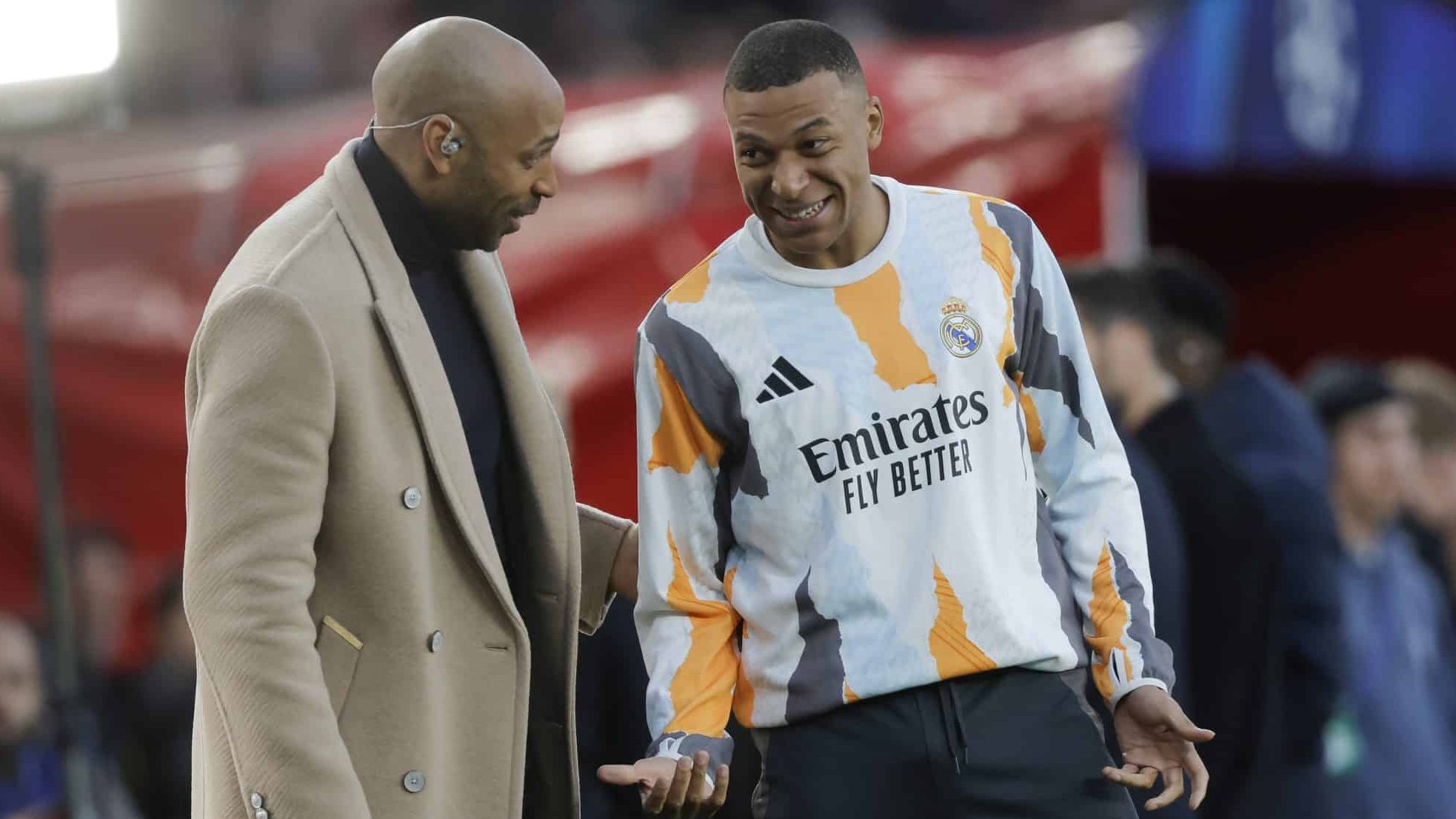 Mbappé ao lado de Henry