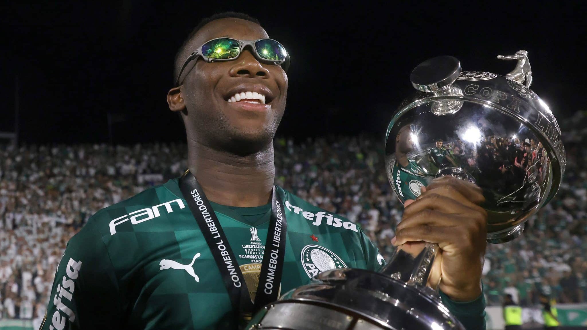 Patrick de Paula com a taça da Libertadores de 2021
