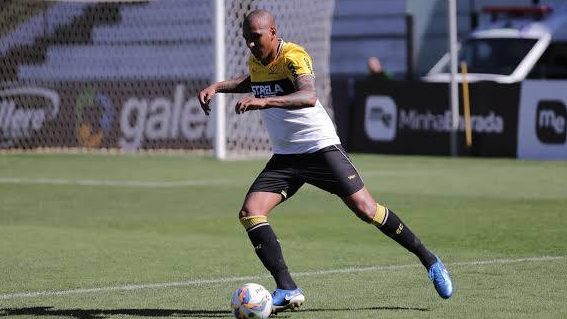 Luizão defendendo o Criciúma