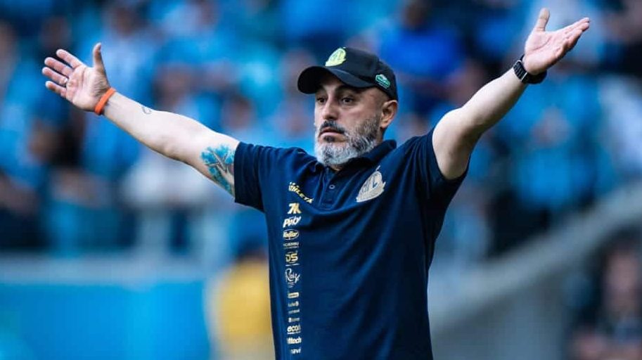 Rafael Guanaes comandando o Mirassol.