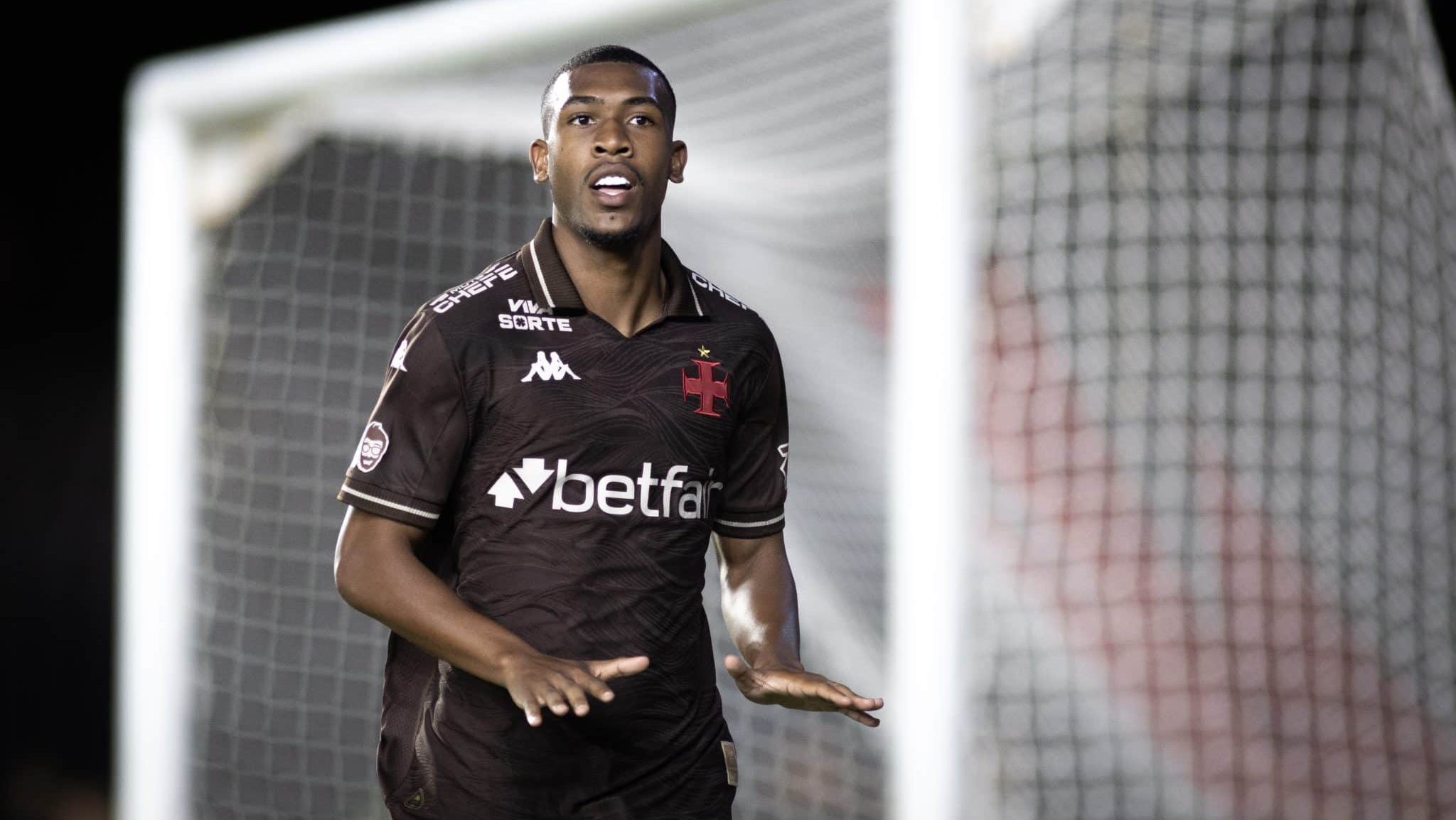 Rayan comemorando gol pelo Vasco