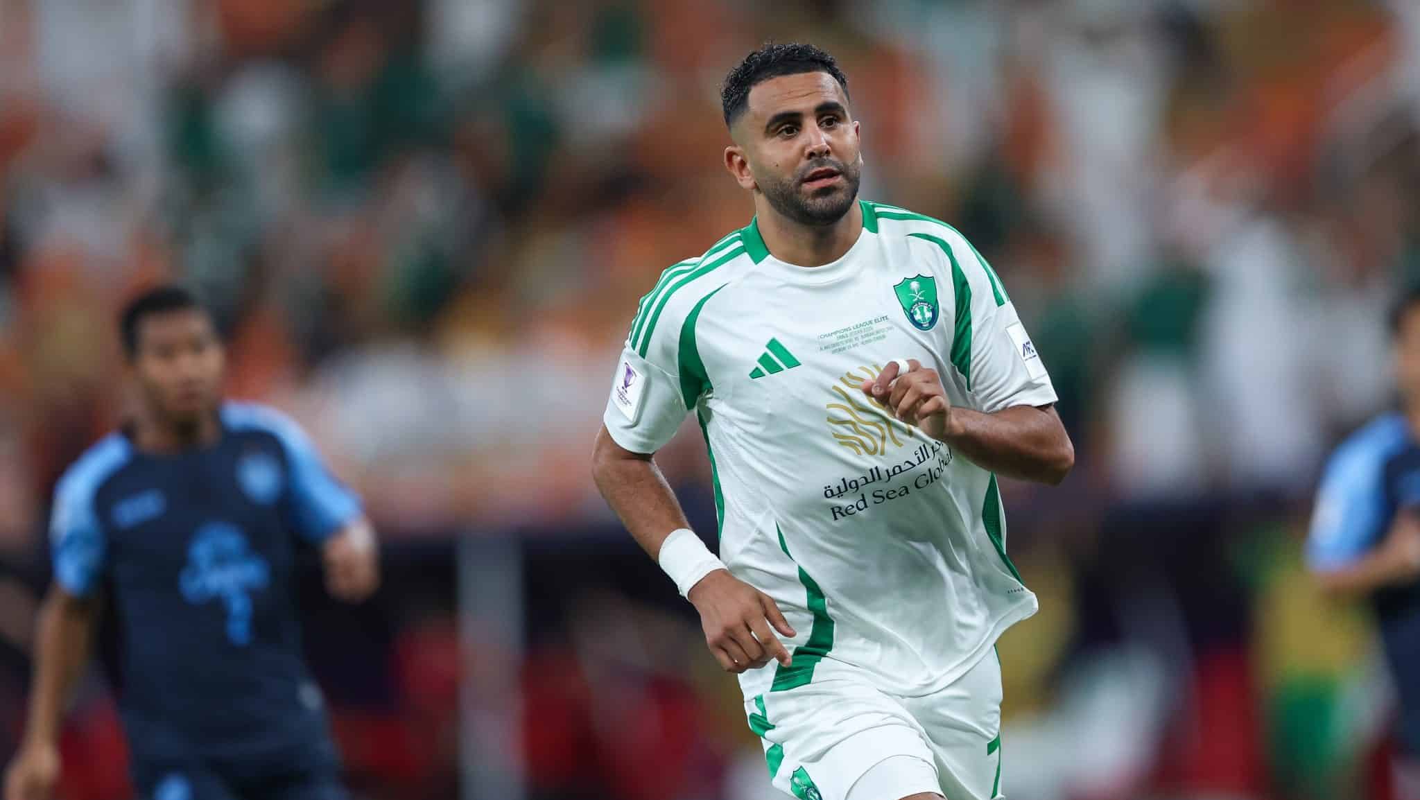 Riyad Mahrez em ação pelo Al-Ahli