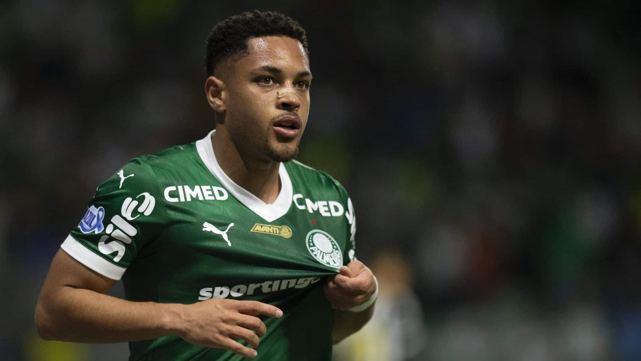 Vitor Roque na comemoração do gol