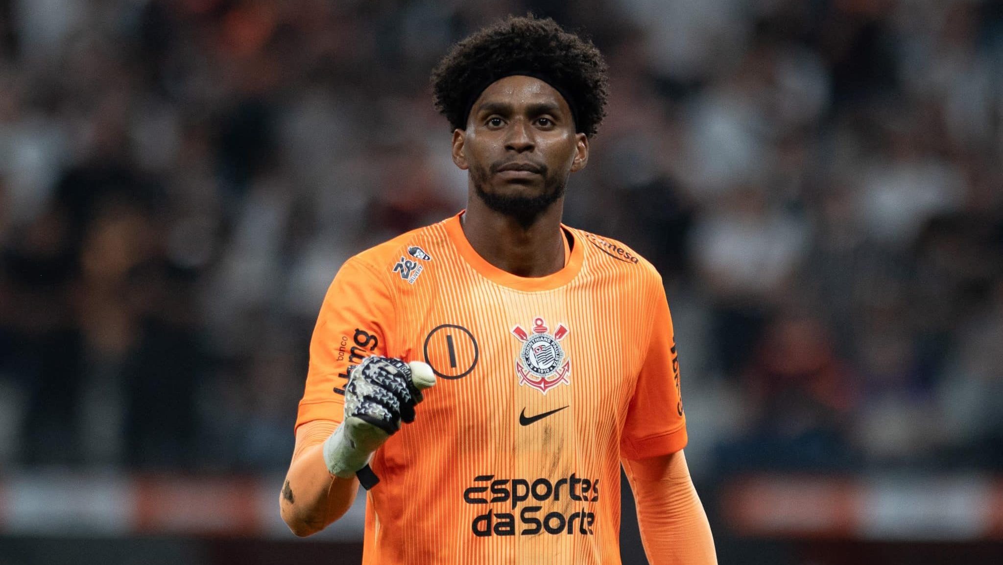 Hugo Souza em ação pelo Corinthians